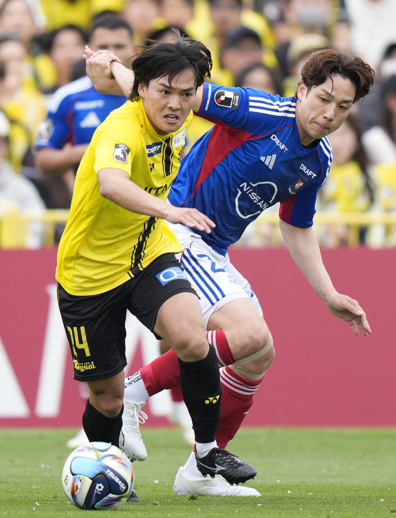 柏―横浜M　前半、競り合う柏・久保（左）と横浜M・角田＝三協F柏(共同)