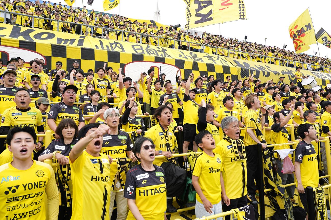横浜M戦で盛り上がる柏サポーター（共同）