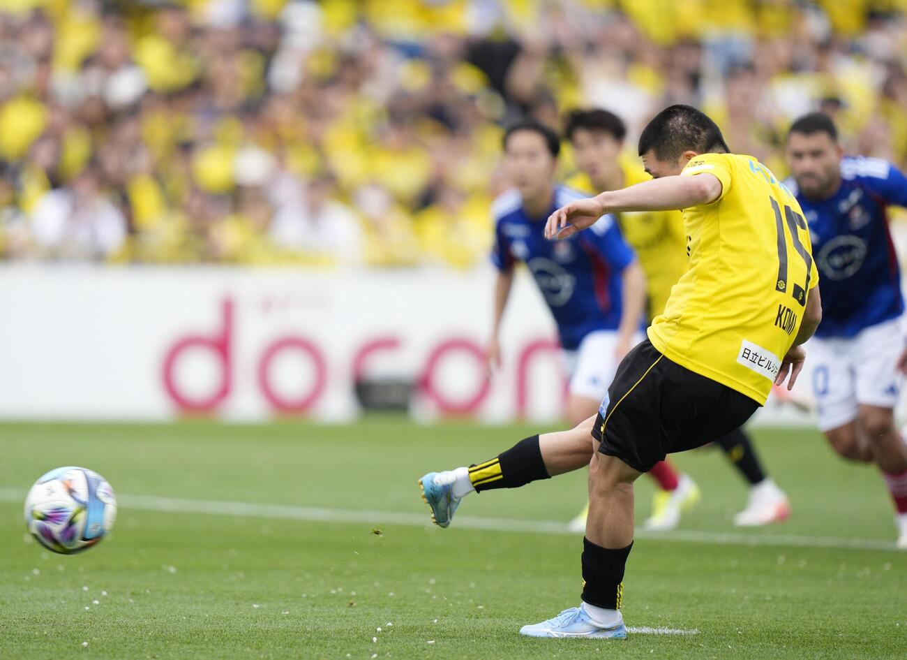 柏―横浜M　前半、先制PKを決める柏・小見（共同）