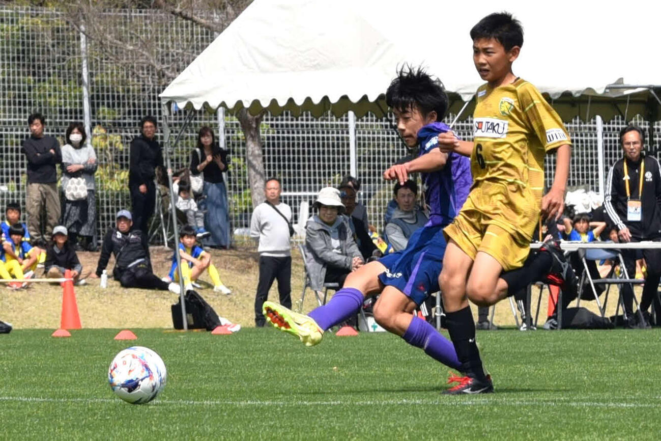 決勝戦の第1ピリオド8分、相手のマークを振り切って先制ゴールを決めるサンフレッチェ広島F．Cジュニアの岩﨑息吹（左）
