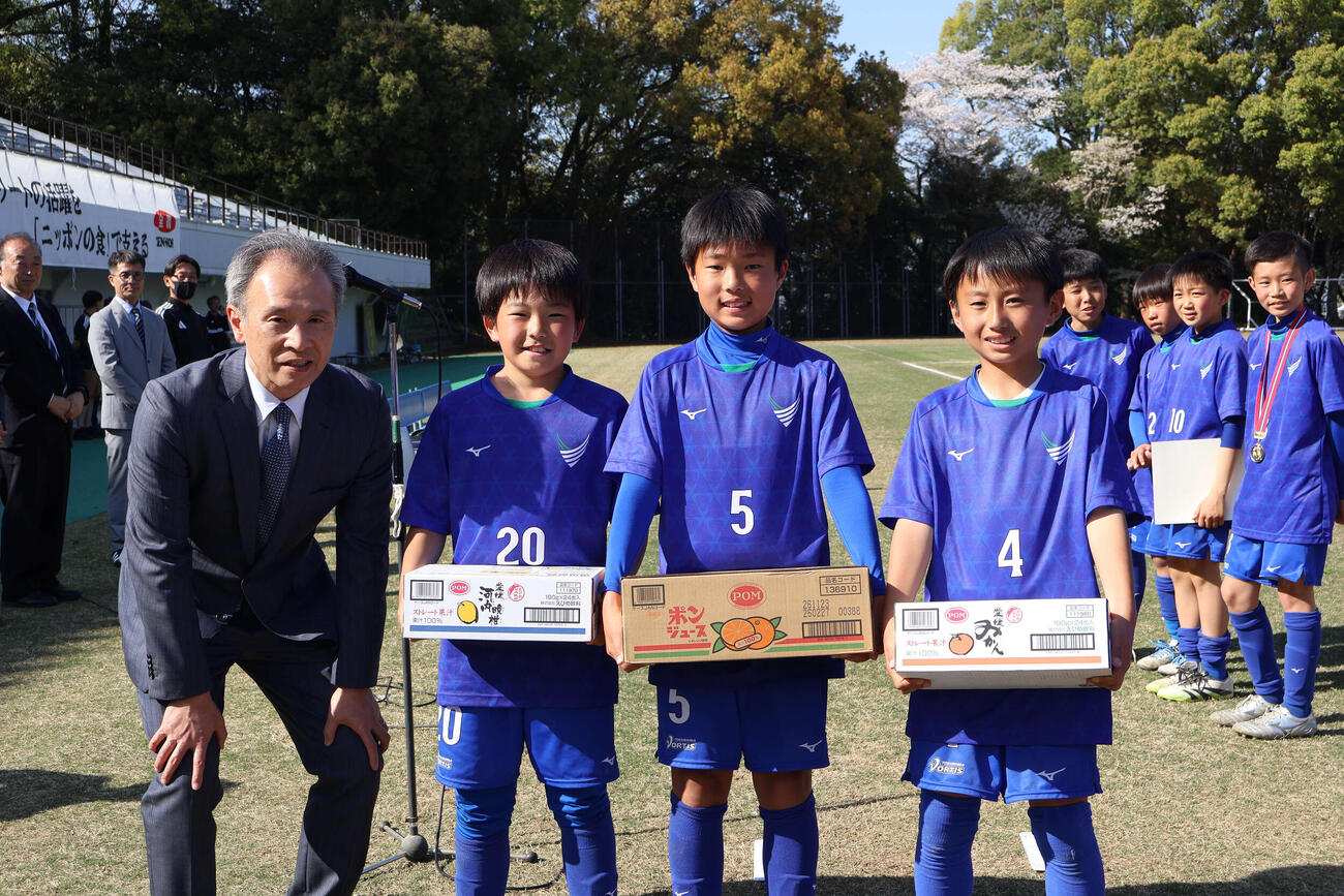 優勝チームに副賞を手渡す全農愛媛県本部の大家宏之管理部長（左）