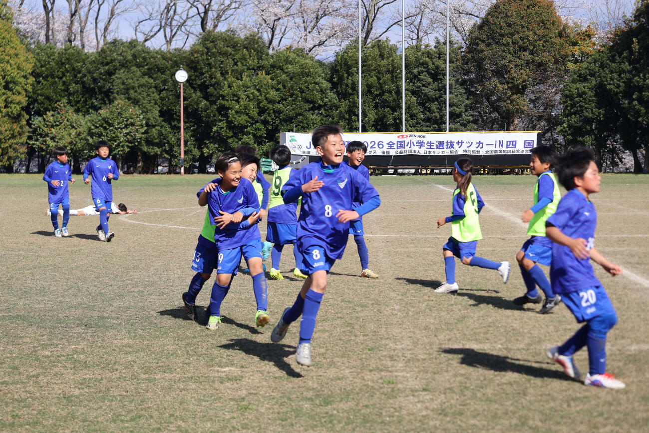 優勝決定の瞬間、ベンチに向かって走り出す徳島ヴォルティスジュニア