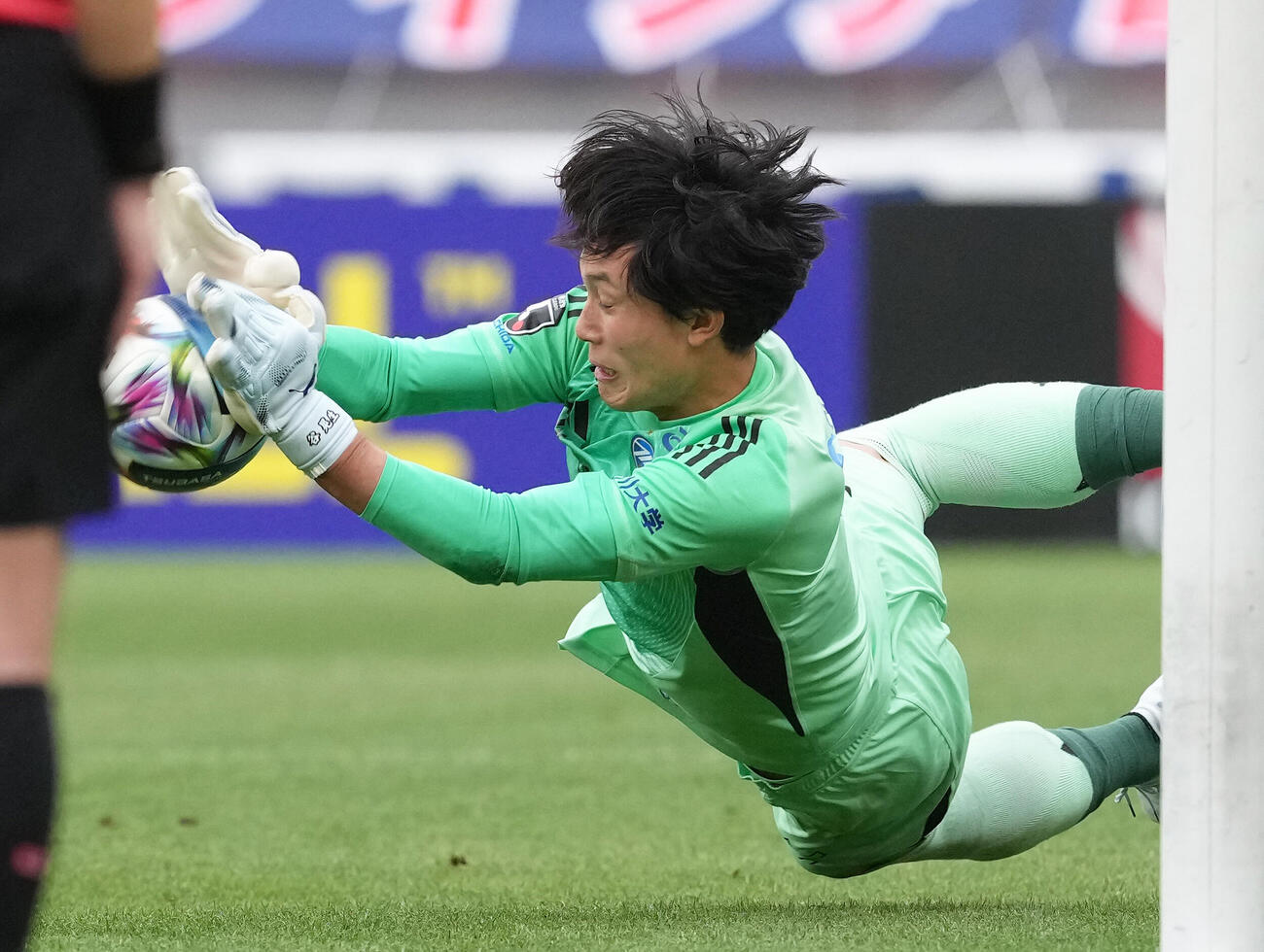 東京対町田　PK戦、東京3人目のシュートをセーブする町田GK谷（撮影・足立雅史）
