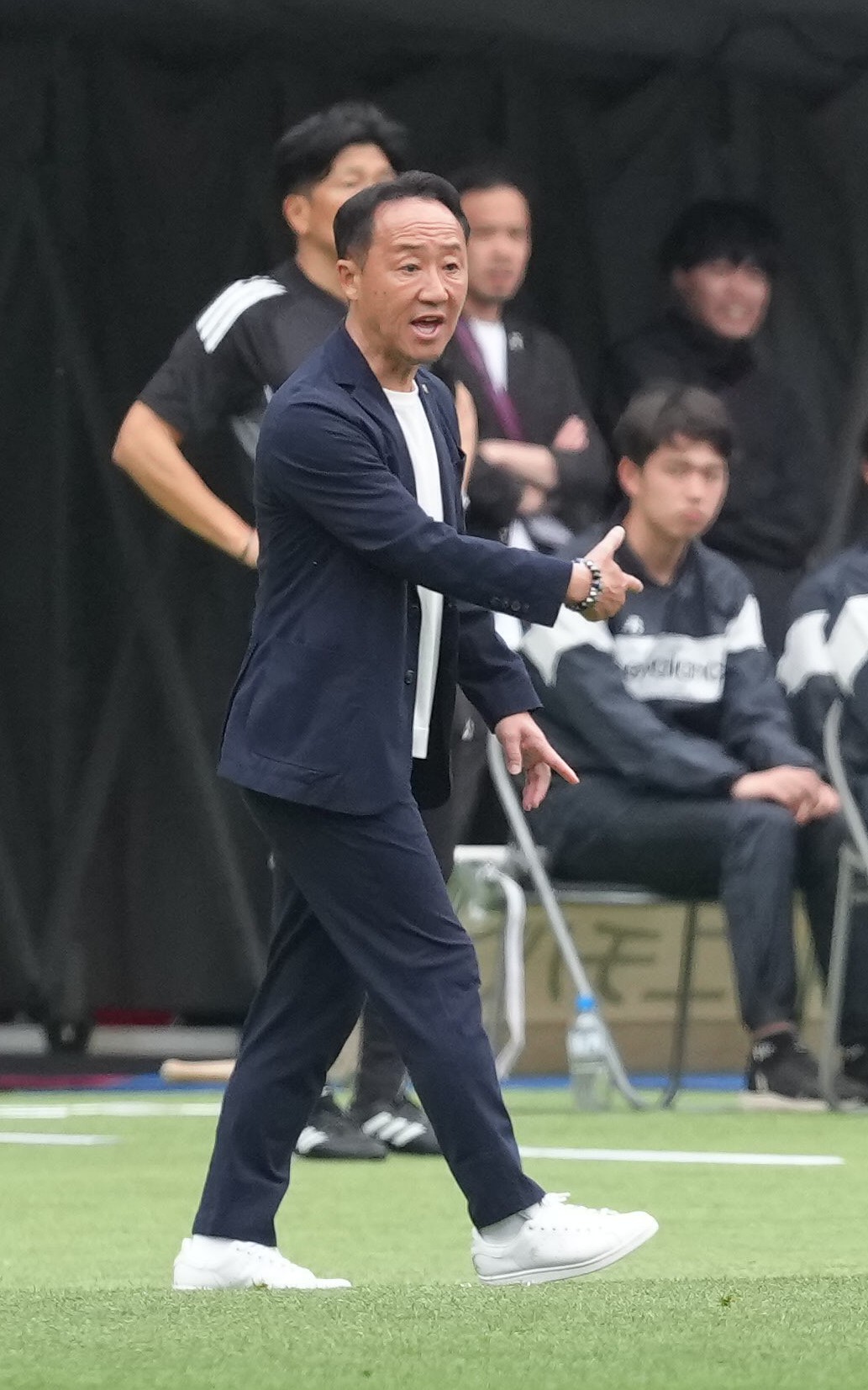 東京対町田　前半、指示を出す町田黒田監督（撮影・足立雅史）