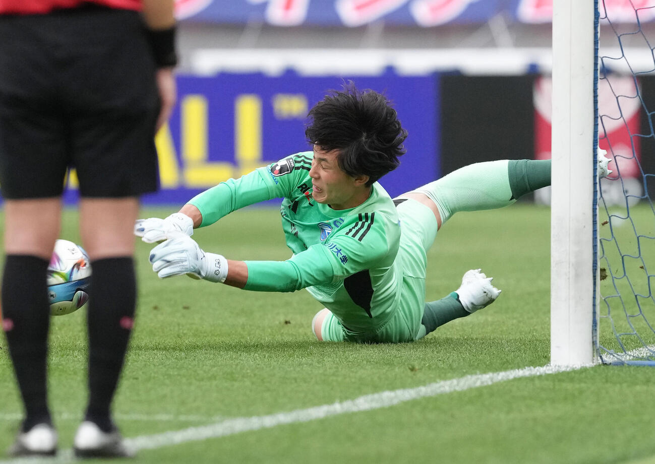 東京対町田　PK戦、東京3人目のシュートをセーブする町田GK谷（撮影・足立雅史）