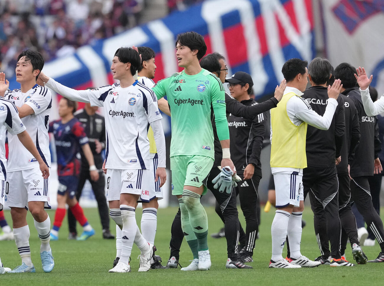 東京対町田　PK戦で勝利し、タッチを交わす町田GK谷（中央）ら（撮影・足立雅史）