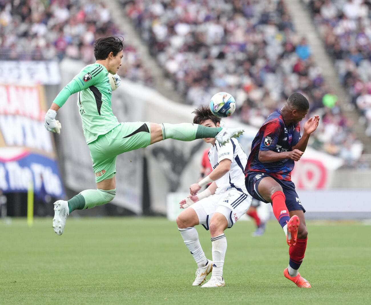 東京対町田　後半、クリアする町田GK谷（左）（撮影・足立雅史）