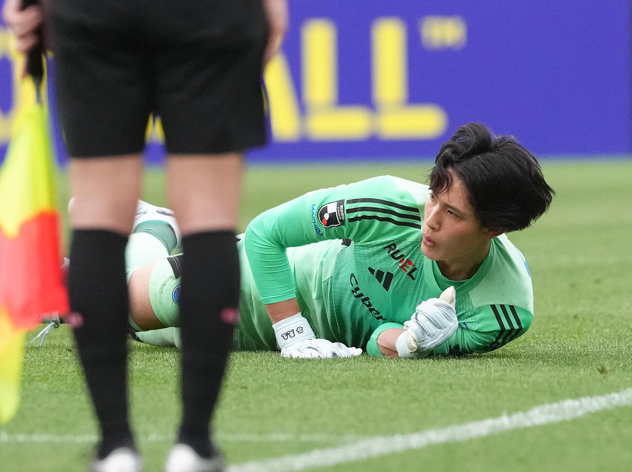 東京対町田　PK戦、東京3人目のシュートをセーブする町田GK谷（撮影・足立雅史）