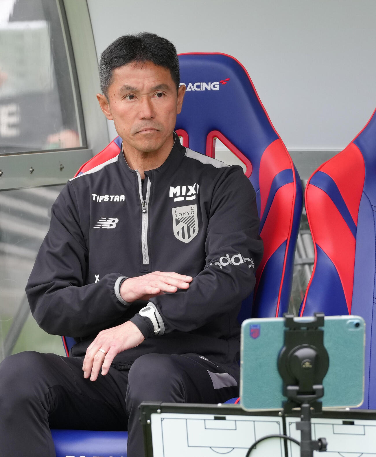 東京対町田　試合に臨む東京松橋監督（撮影・足立雅史）