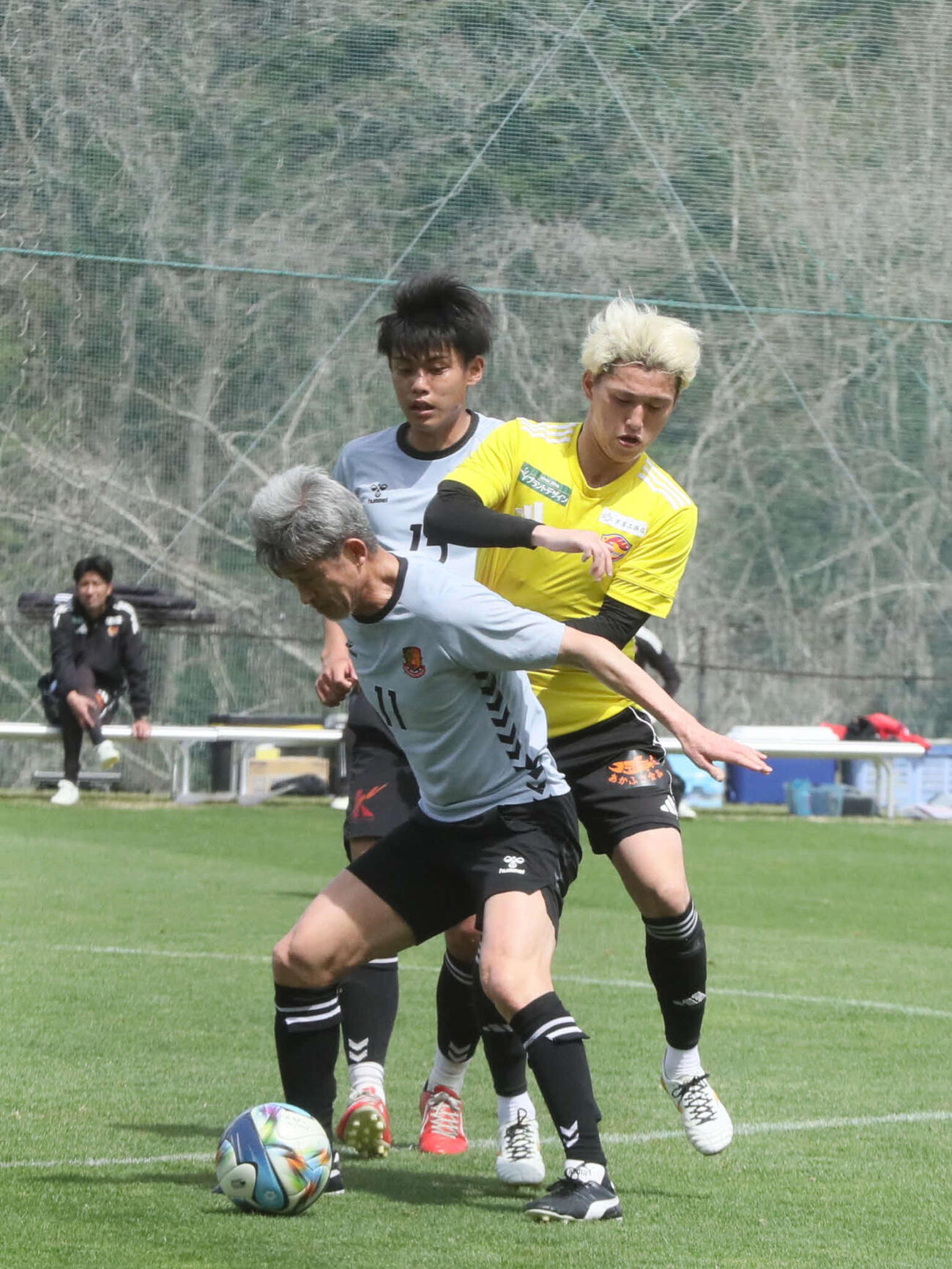 トレーニングマッチ仙台対福島　ボールを保持する福島FWカズ（手前）（撮影・高橋香奈）