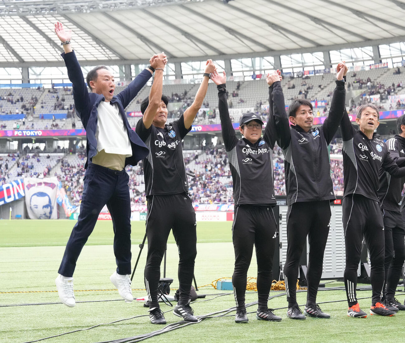 東京対町田　PK戦で勝利し、ジャンプし喜ぶ町田黒田監督（左端）ら（撮影・足立雅史）