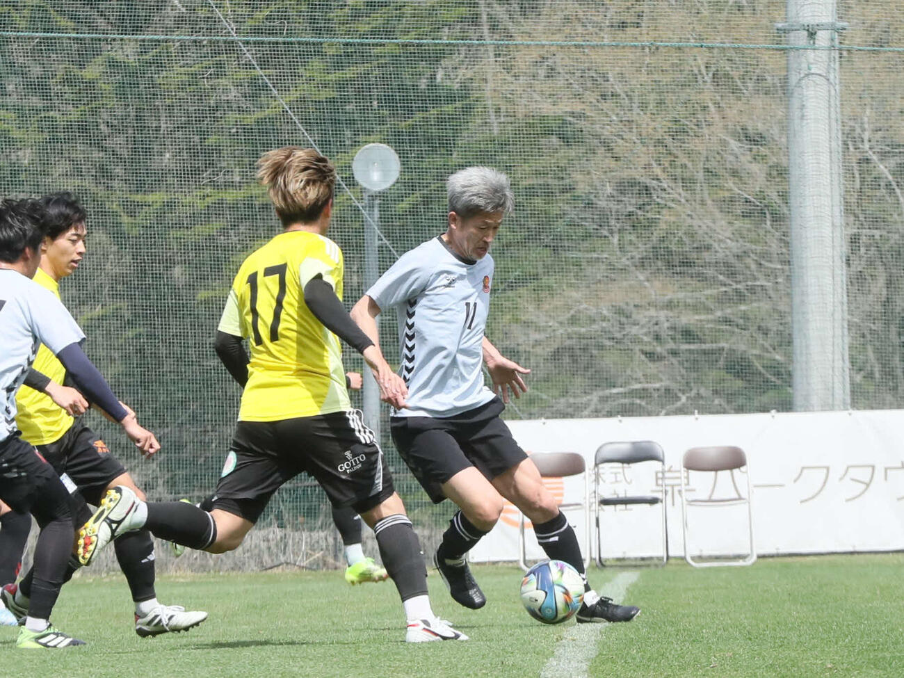 トレーニングマッチ仙台対福島　ボールを保持する福島FWカズ（右）（撮影・高橋香奈）