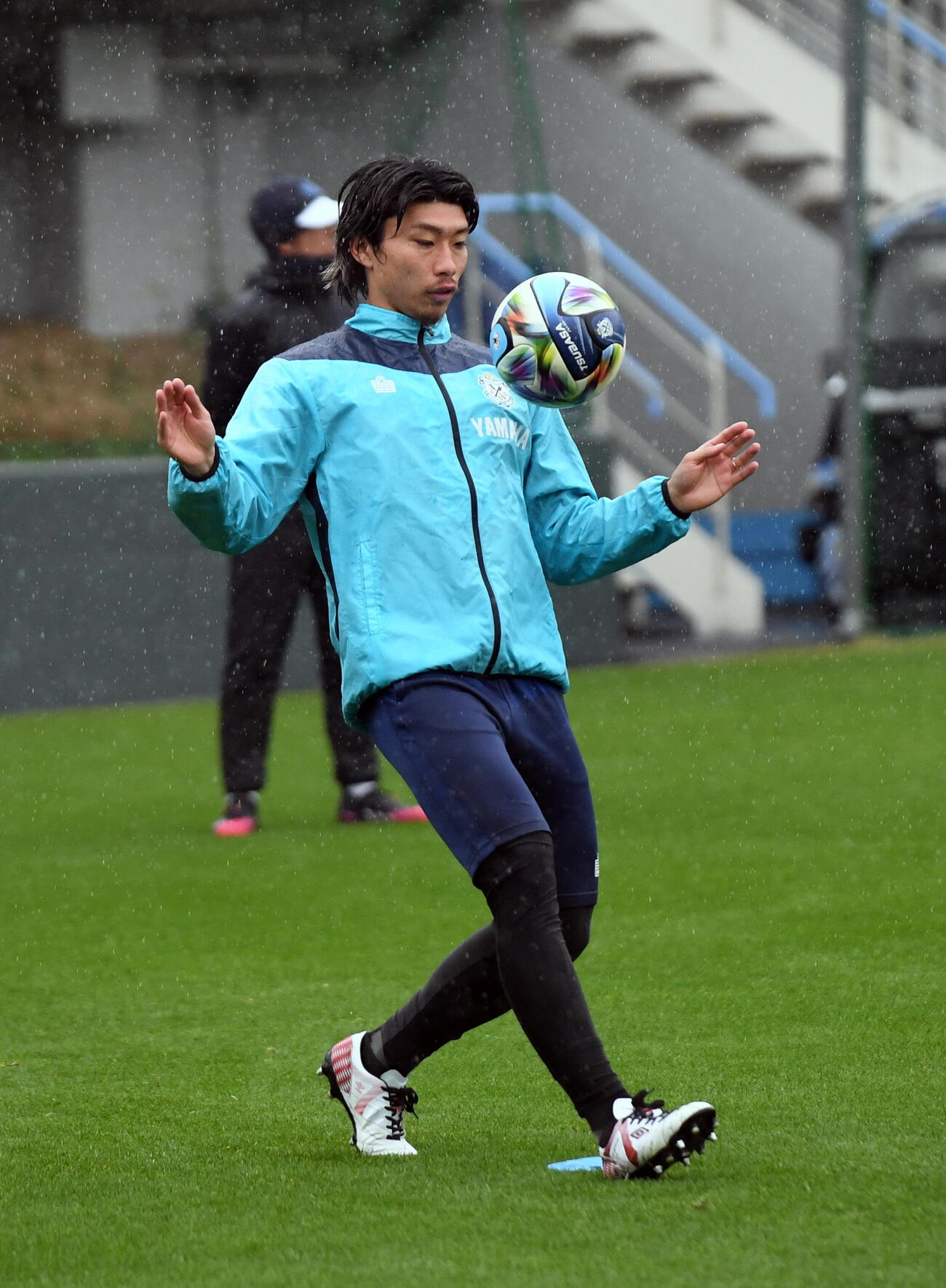 10日、雨の中で調整に励む磐田加藤