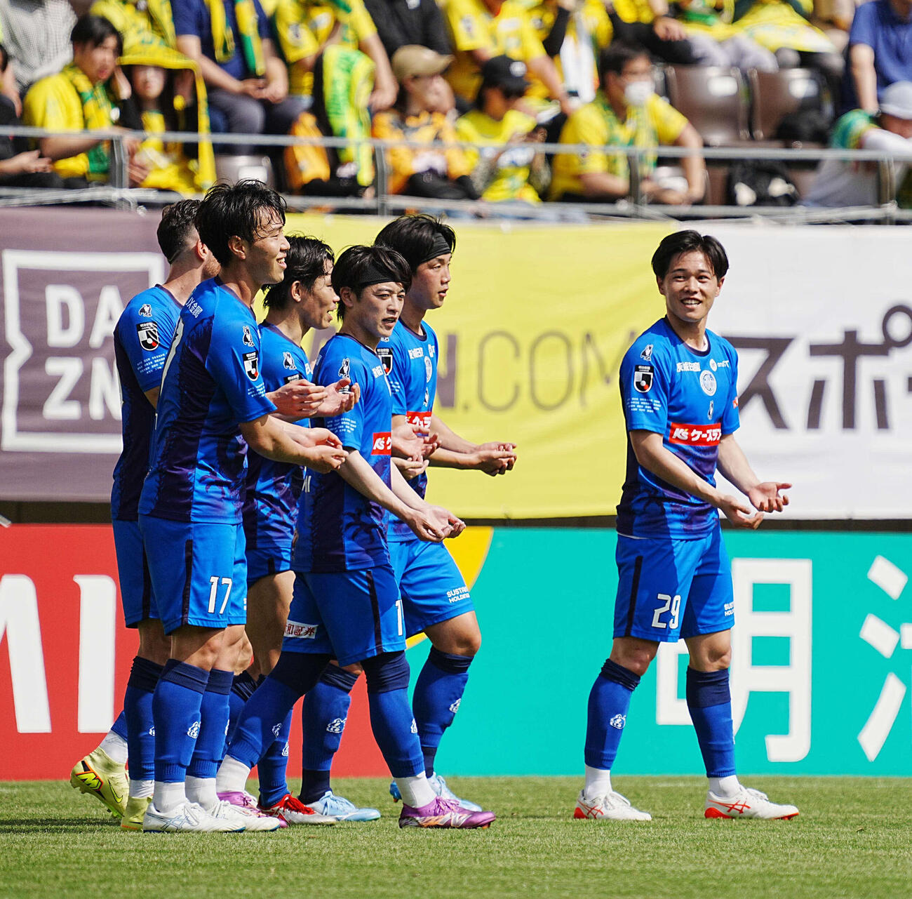 千葉対水戸　前半追加タイム、レイリアの先制ゴールをゆりかごダンスで祝福する水戸イレブン（撮影・小沢裕）