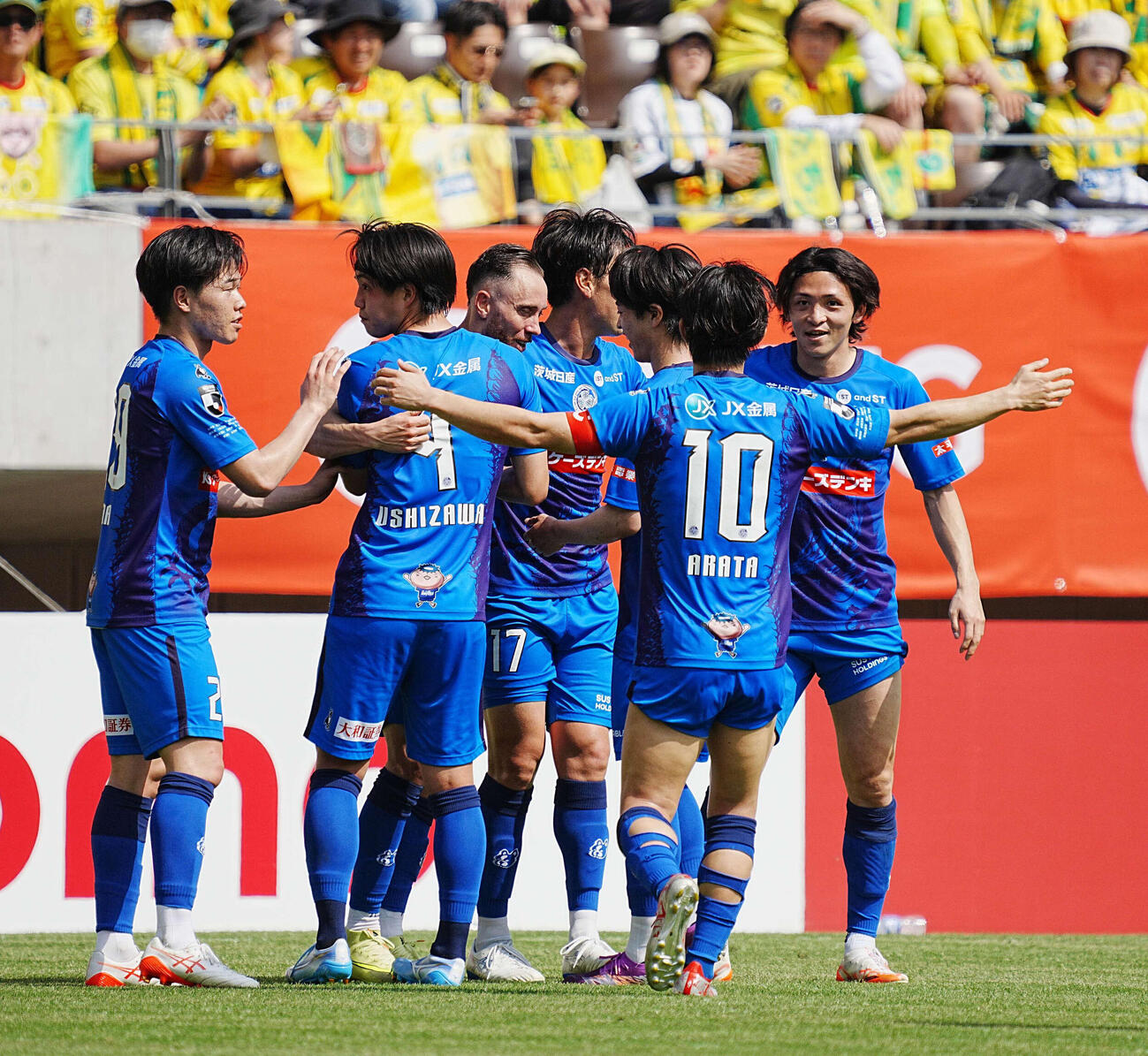 千葉対水戸　前半追加タイム、水戸レイリア（中央）は先制ゴールを奪いイレブンの祝福を受ける（撮影・小沢裕）