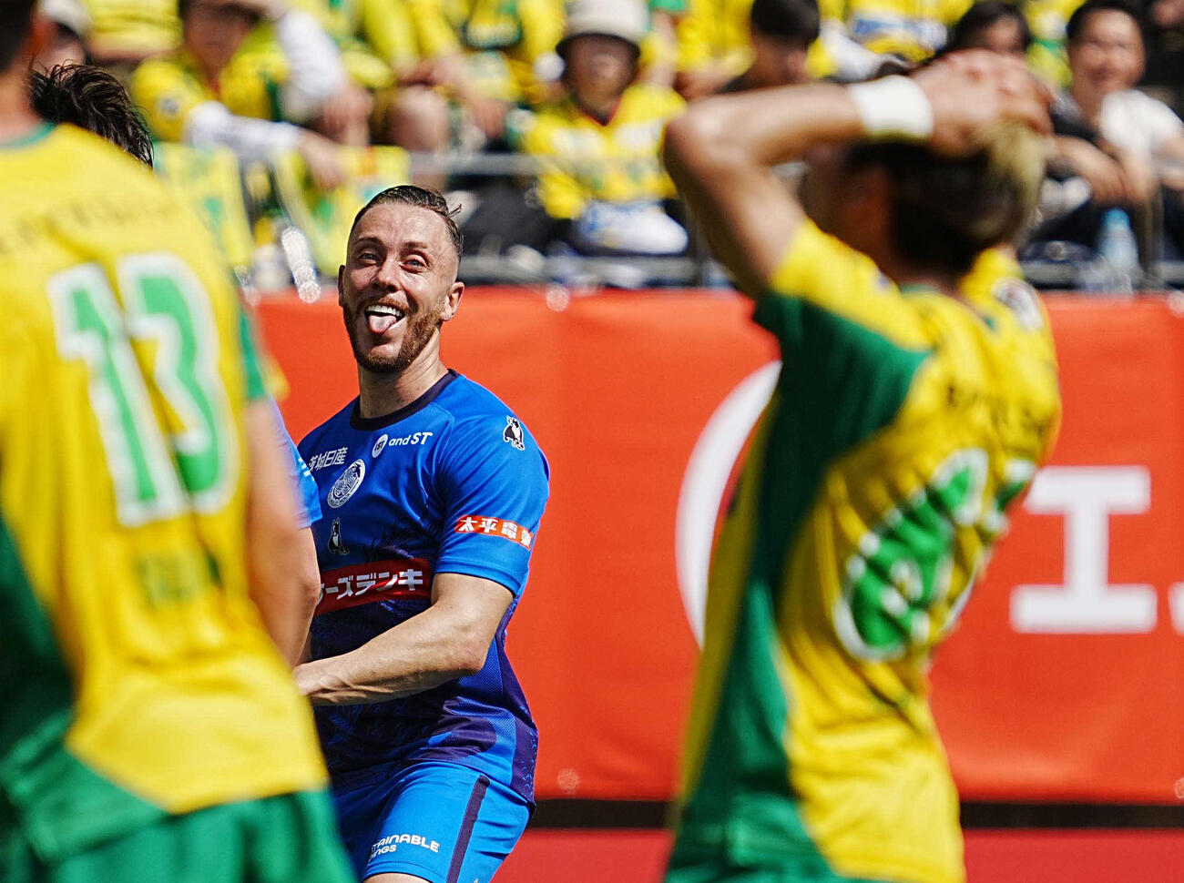 千葉対水戸　前半追加タイム、水戸レイリアは先制ゴールを奪い舌を出しておどける（撮影・小沢裕）