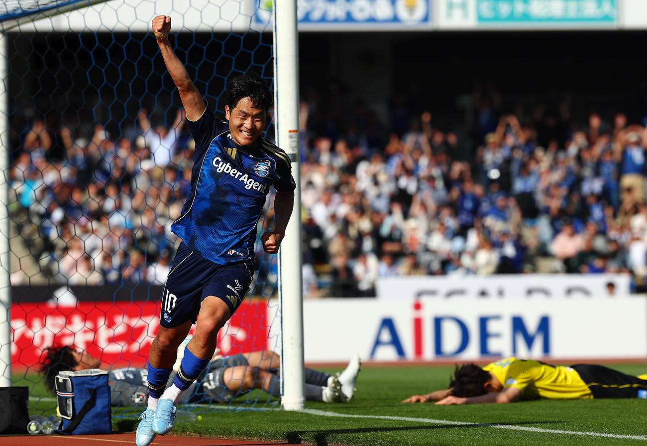 町田対柏　後半、先制ゴールを決め喜ぶ町田ナ・サンホ（撮影・野上伸悟）