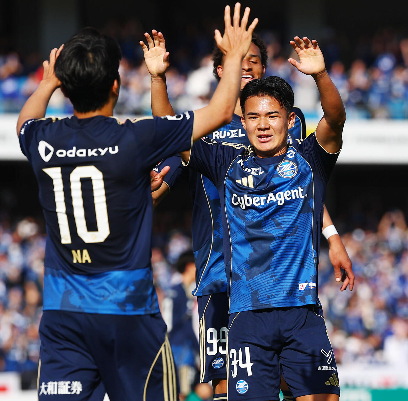 町田対柏　後半、先制ゴールを決めたナ・サンホと喜ぶ町田徳村（撮影・野上伸悟）
