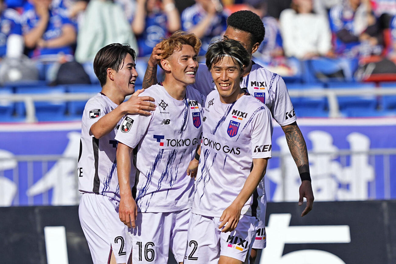 横浜M－FC東京　前半終了間際、先制ゴールを決め、祝福されるFC東京・佐藤恵（左から2人目）（共同）