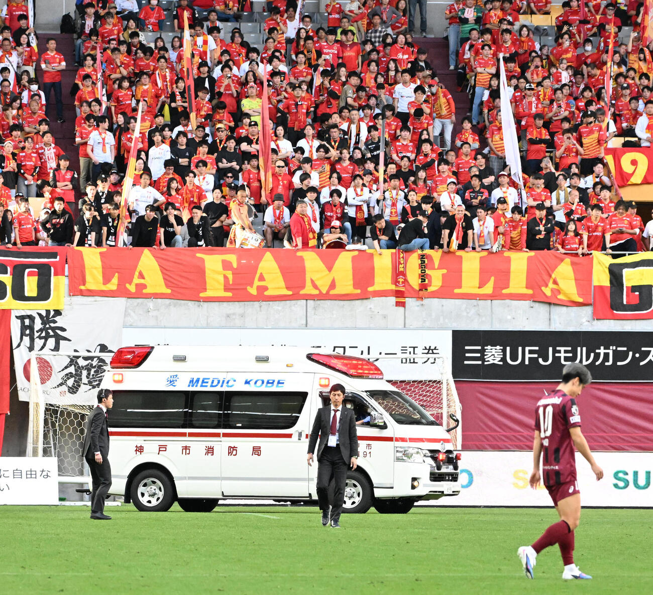 神戸対名古屋　後半、神戸トゥーレルを搬送するためにピッチ内に入る救急車（撮影・石井愛子）