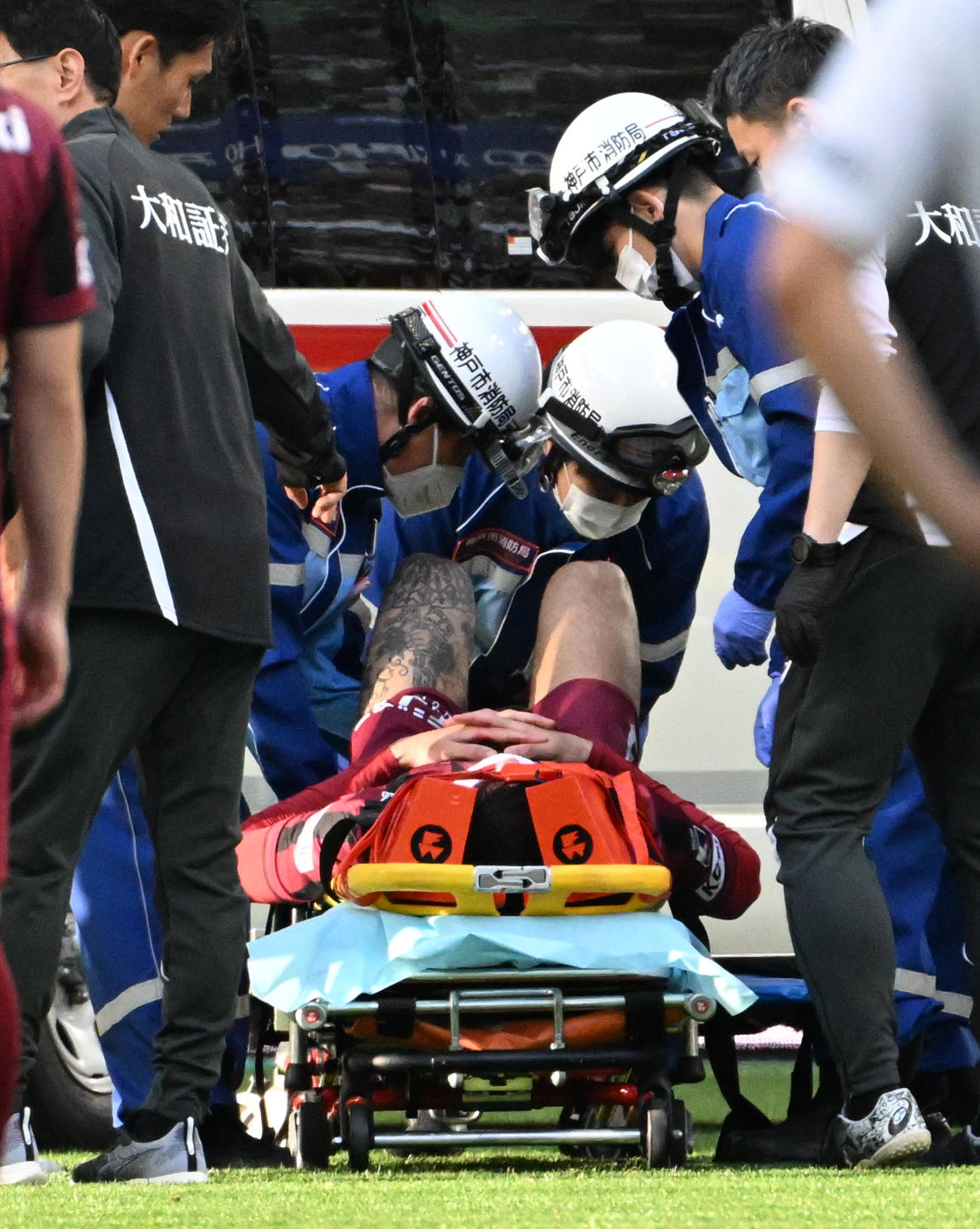 神戸対名古屋　後半、救急車で搬送される神戸のトゥーレル（撮影・石井愛子）