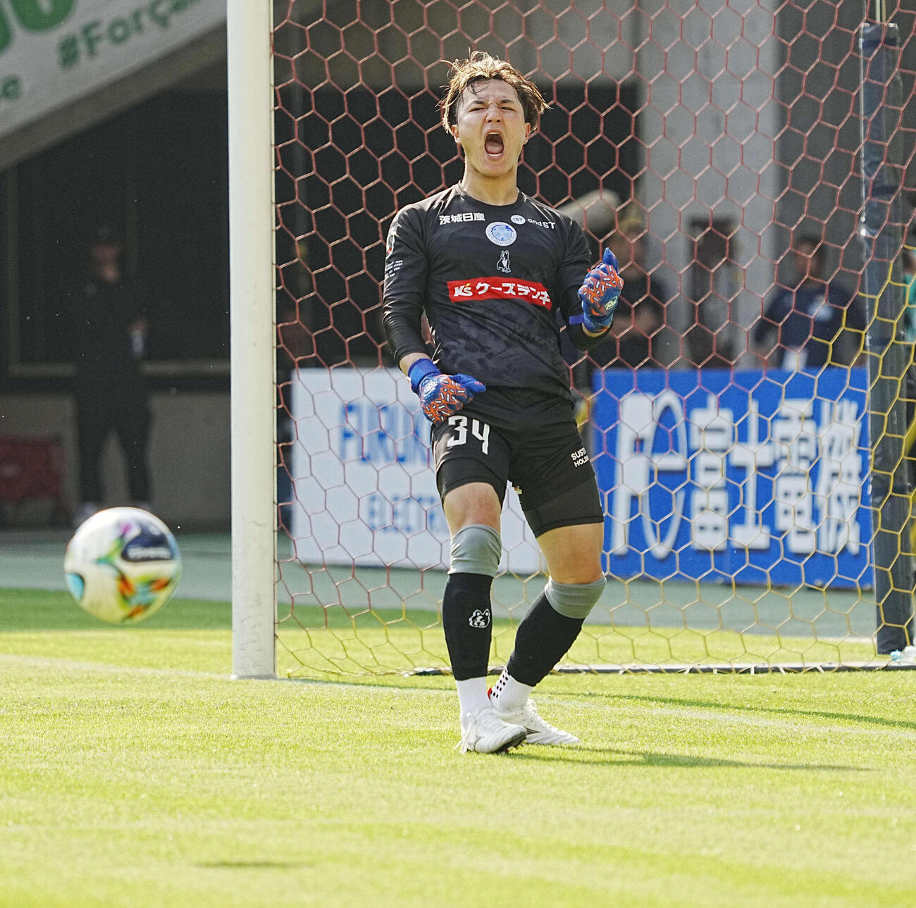 千葉対水戸　PK戦で1本目のシュートを止めガッツポーズする水戸GK西川（撮影・小沢裕）