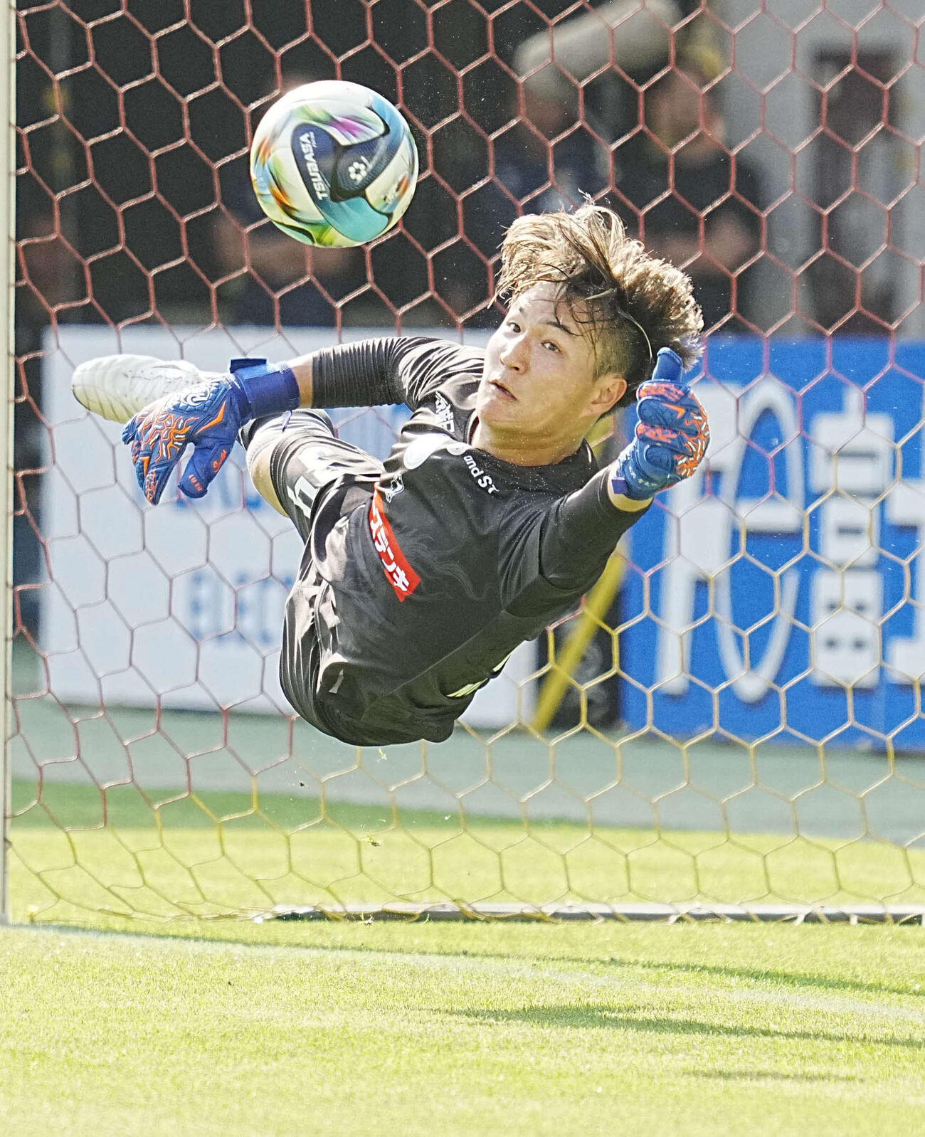千葉対水戸　PK戦で1本目のシュートを止める水戸GK西川（撮影・小沢裕）