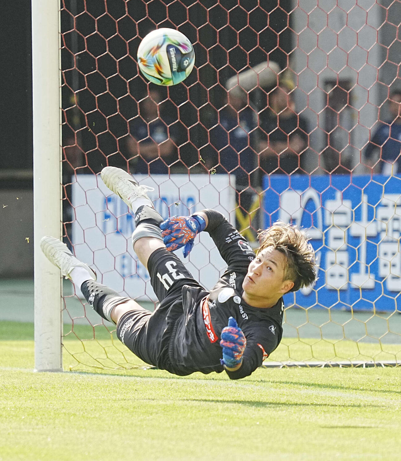 千葉対水戸　PK戦で1本目のシュートを止める水戸GK西川（撮影・小沢裕）