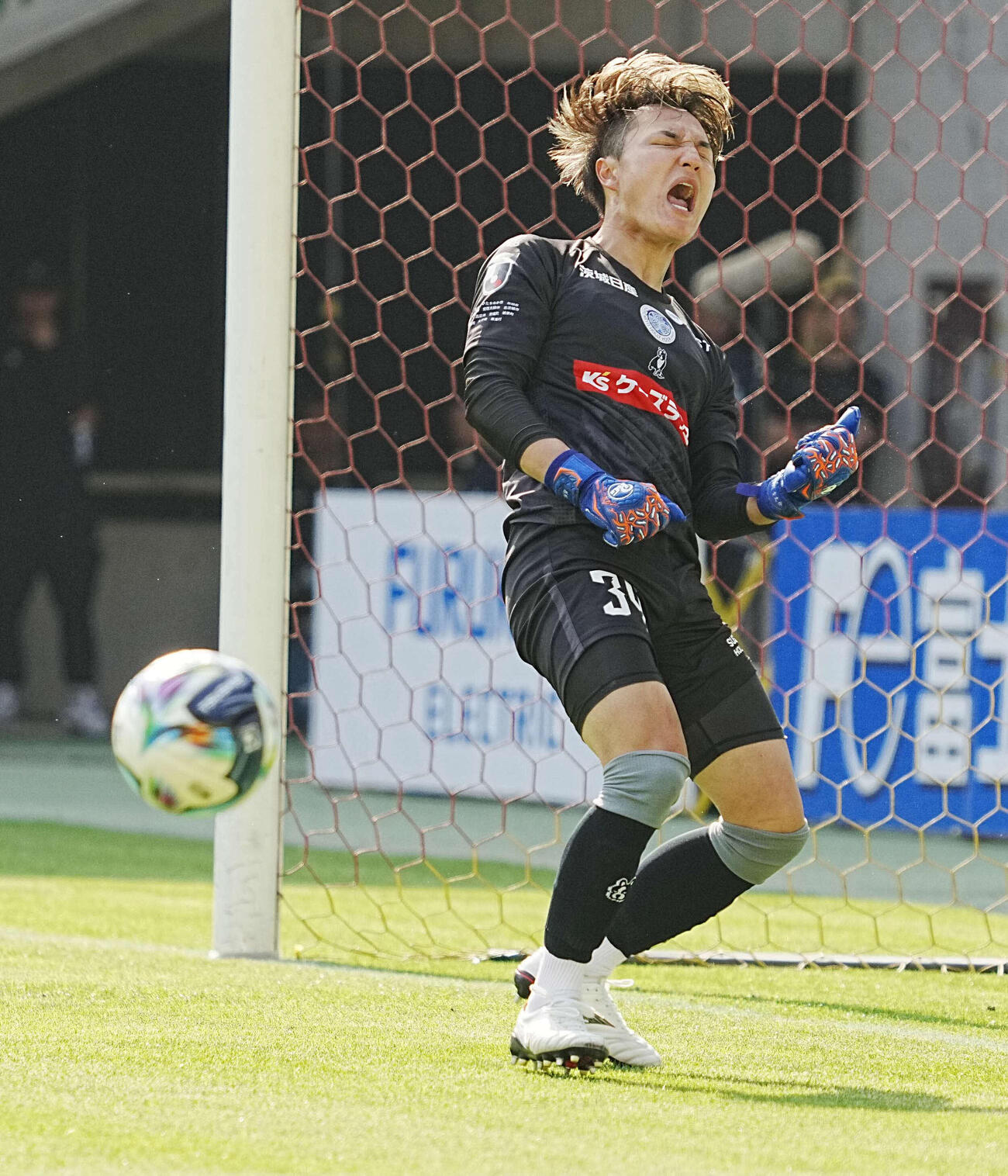 千葉対水戸　PK戦で1本目のシュートを止めガッツポーズする水戸GK西川（撮影・小沢裕）