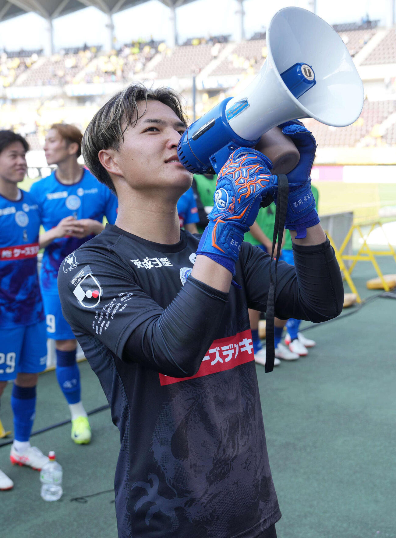 千葉対水戸　PK戦で勝利を収めた水戸はGK西川が拡声器でサポーターの声援に応える（撮影・小沢裕）
