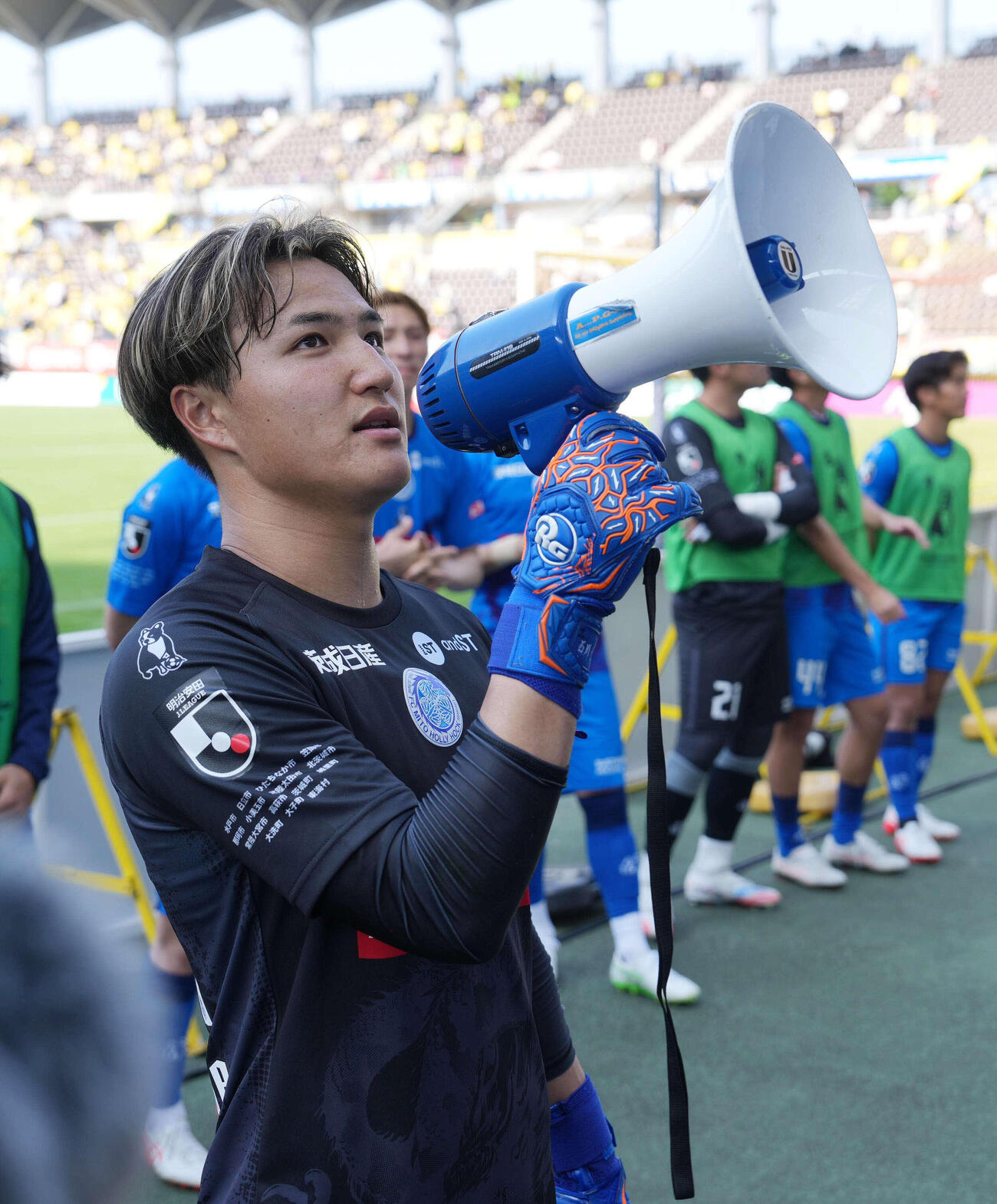 千葉対水戸　PK戦で勝利を収めた水戸はGK西川が拡声器でサポーターの声援に応える（撮影・小沢裕）