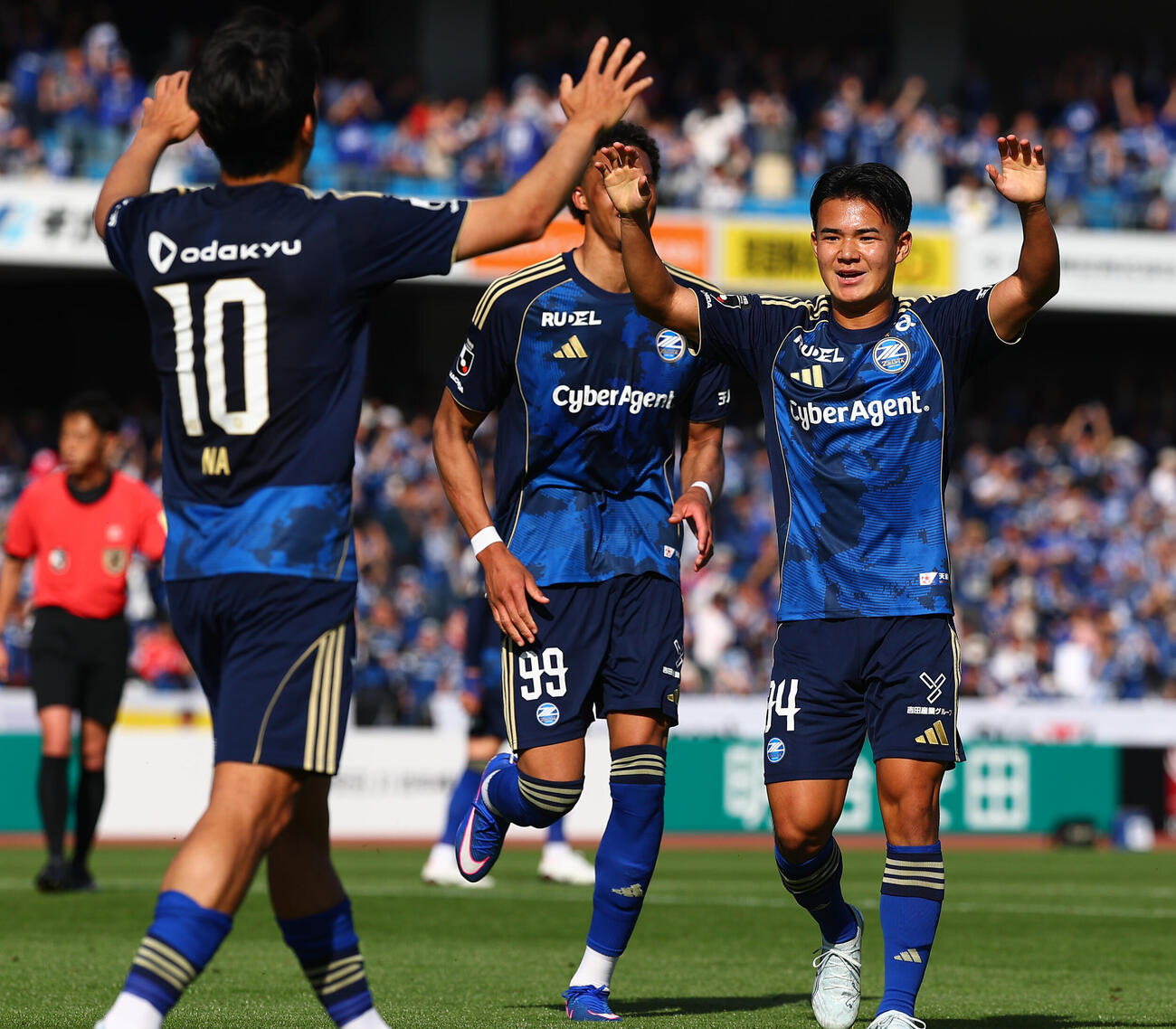 町田対柏　後半、先制ゴールを決めたナ・サンホと喜ぶ町田徳村（撮影・野上伸悟）