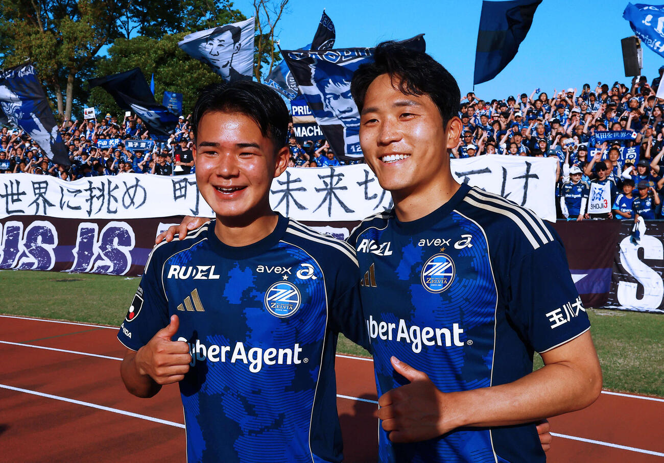 町田対柏　勝利を喜ぶ町田徳村（左）とナ・サンホ（撮影・野上伸悟）