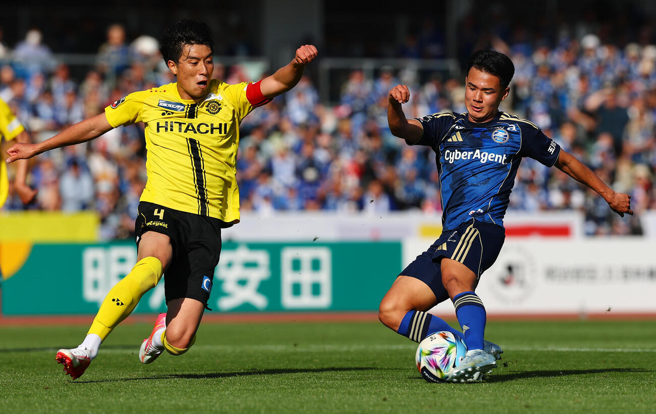 町田対柏　後半、シュートを放つ町田徳村。左は柏古賀（撮影・野上伸悟）