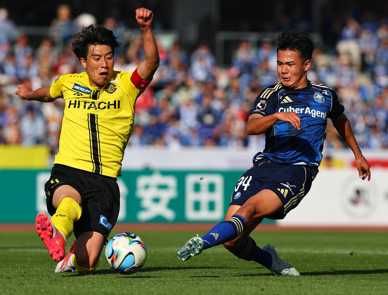 町田対柏　後半、シュートを放つ町田徳村。左は柏古賀（撮影・野上伸悟）