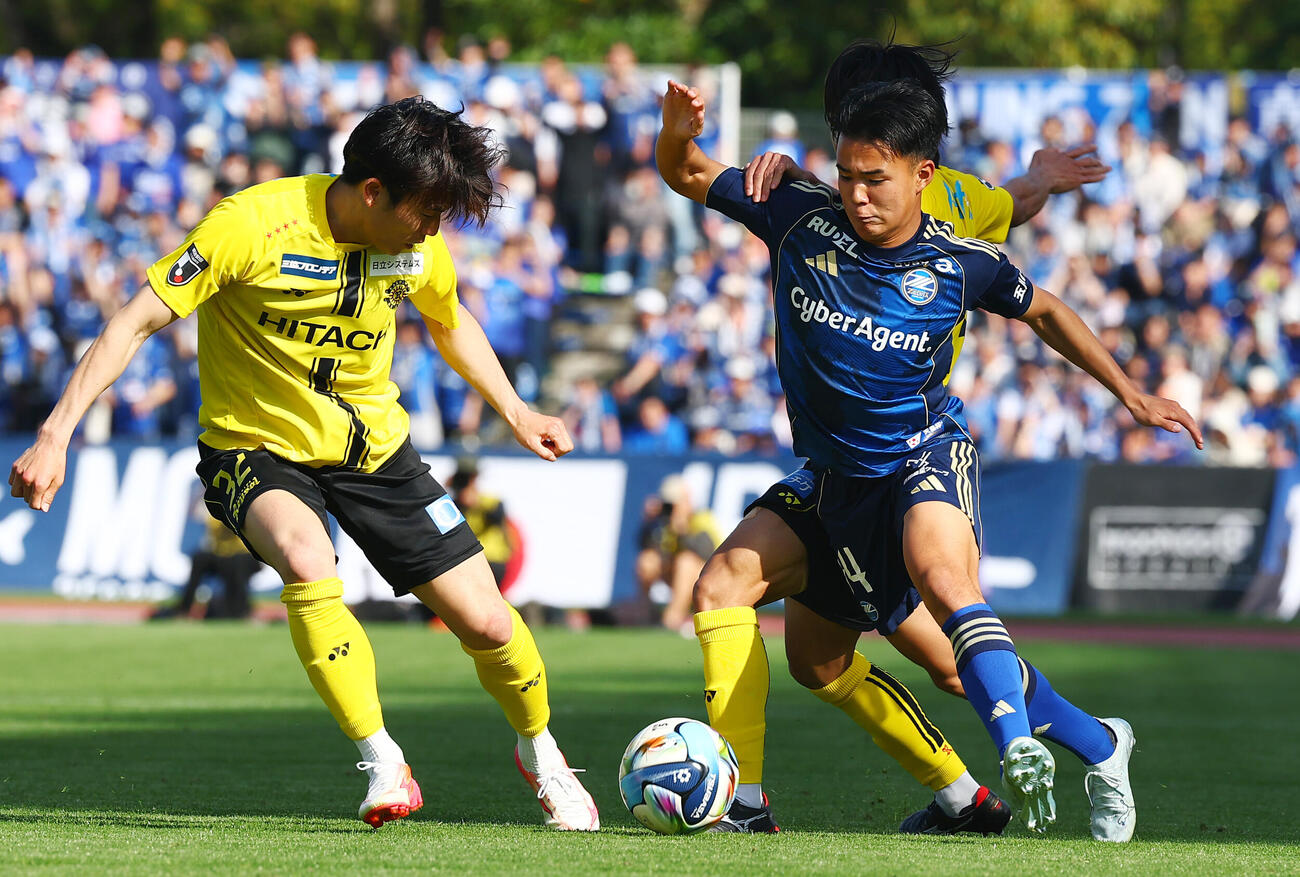 町田対柏　後半、相手を引きずりながら突破を図る町田徳村（撮影・野上伸悟）