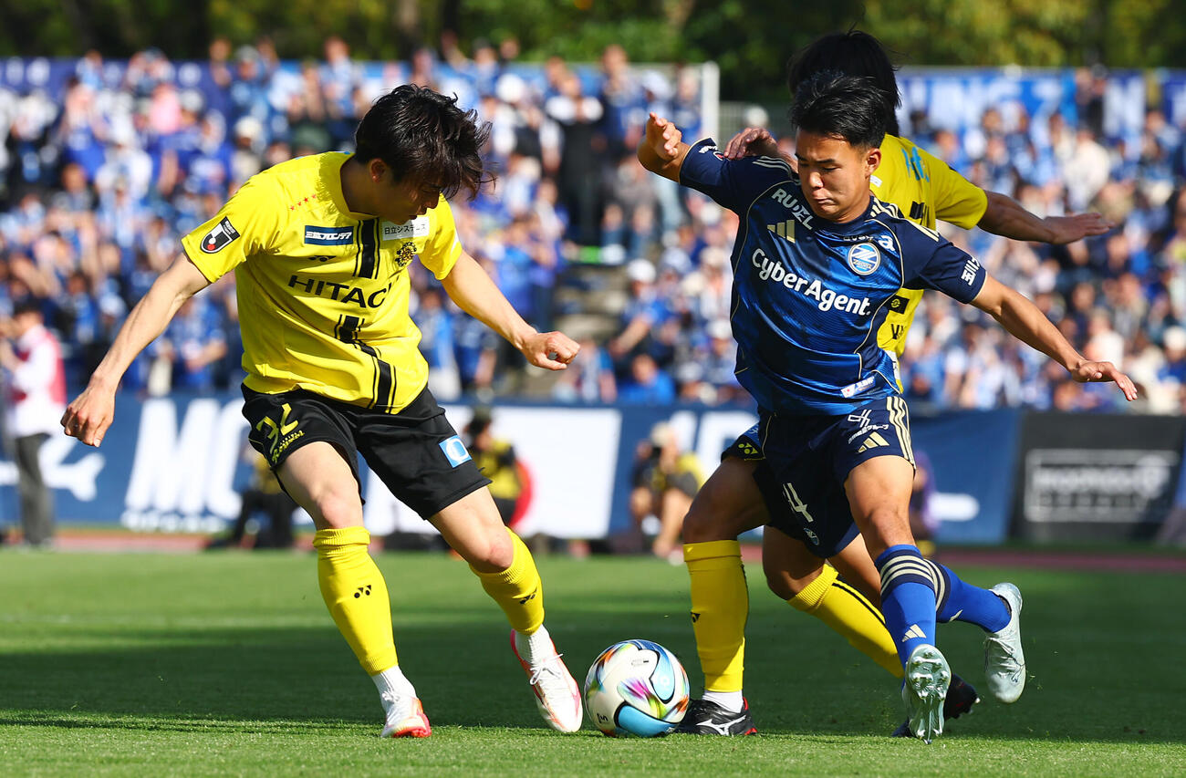 町田対柏　後半、相手を引きずりながら突破を図る町田徳村（撮影・野上伸悟）