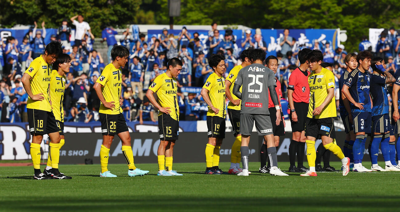 町田対柏　敗れてがっくりする柏イレブン（撮影・野上伸悟）