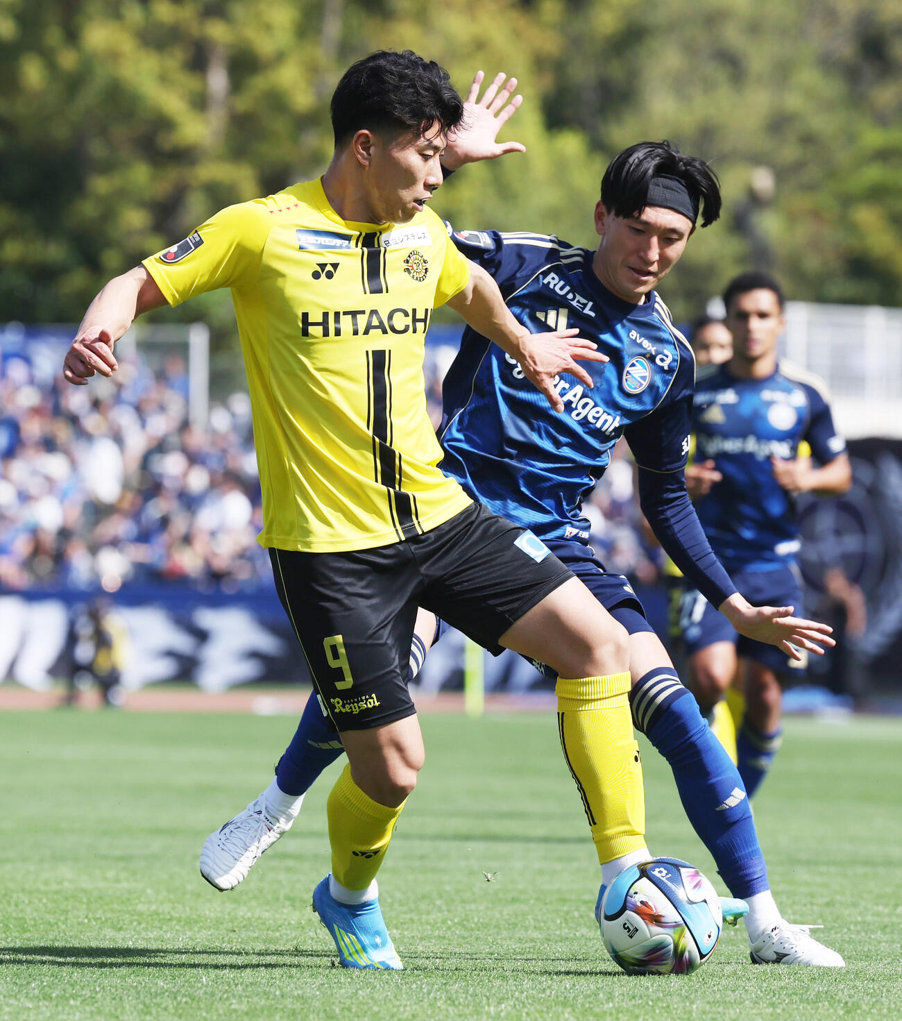 町田対柏　前半、ボールキープする柏細谷（撮影・野上伸悟）