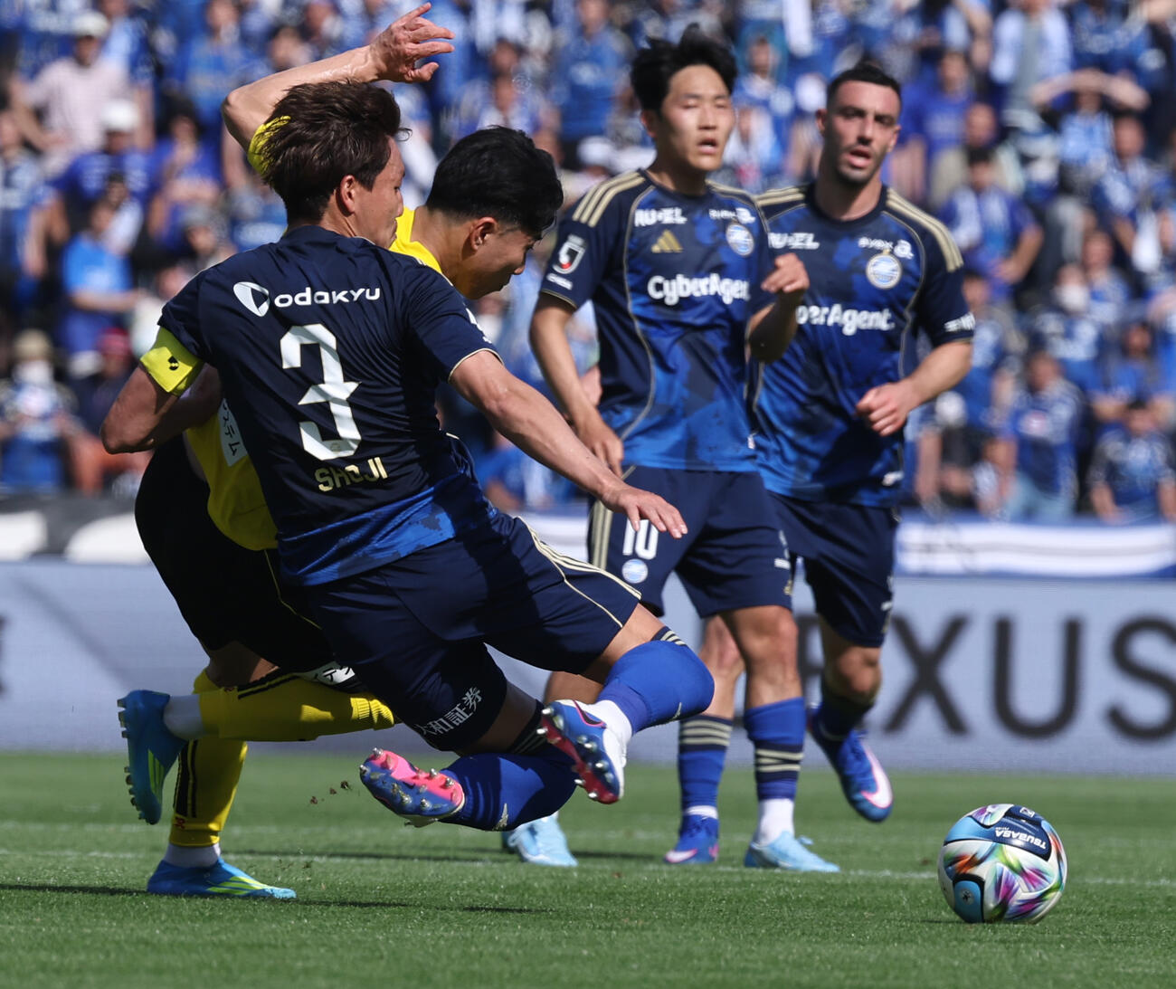 町田対柏　前半、柏細谷（奥）と競りあう町田昌子（撮影・野上伸悟）