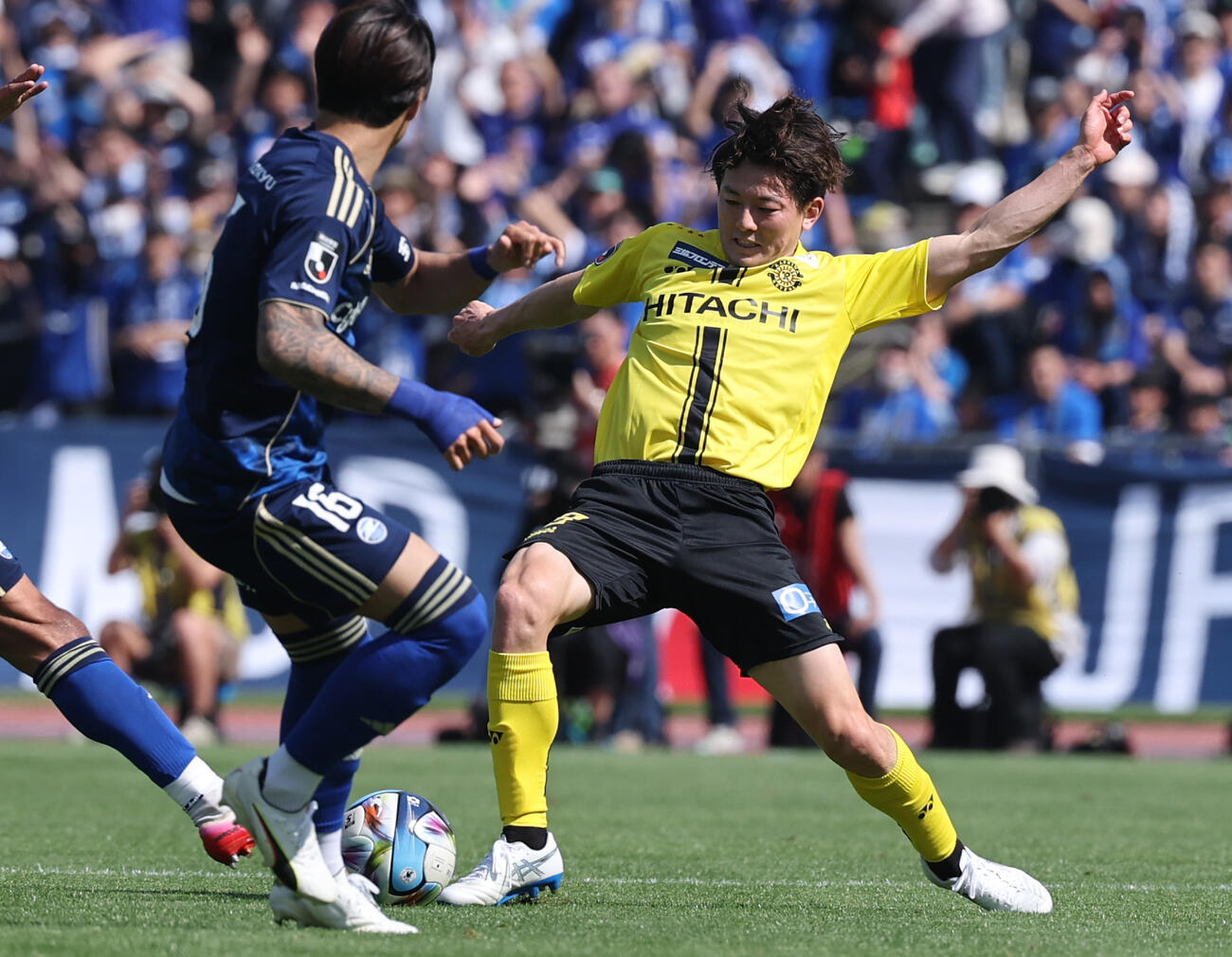 町田対柏　前半、競りあう柏戸嶋（撮影・野上伸悟）