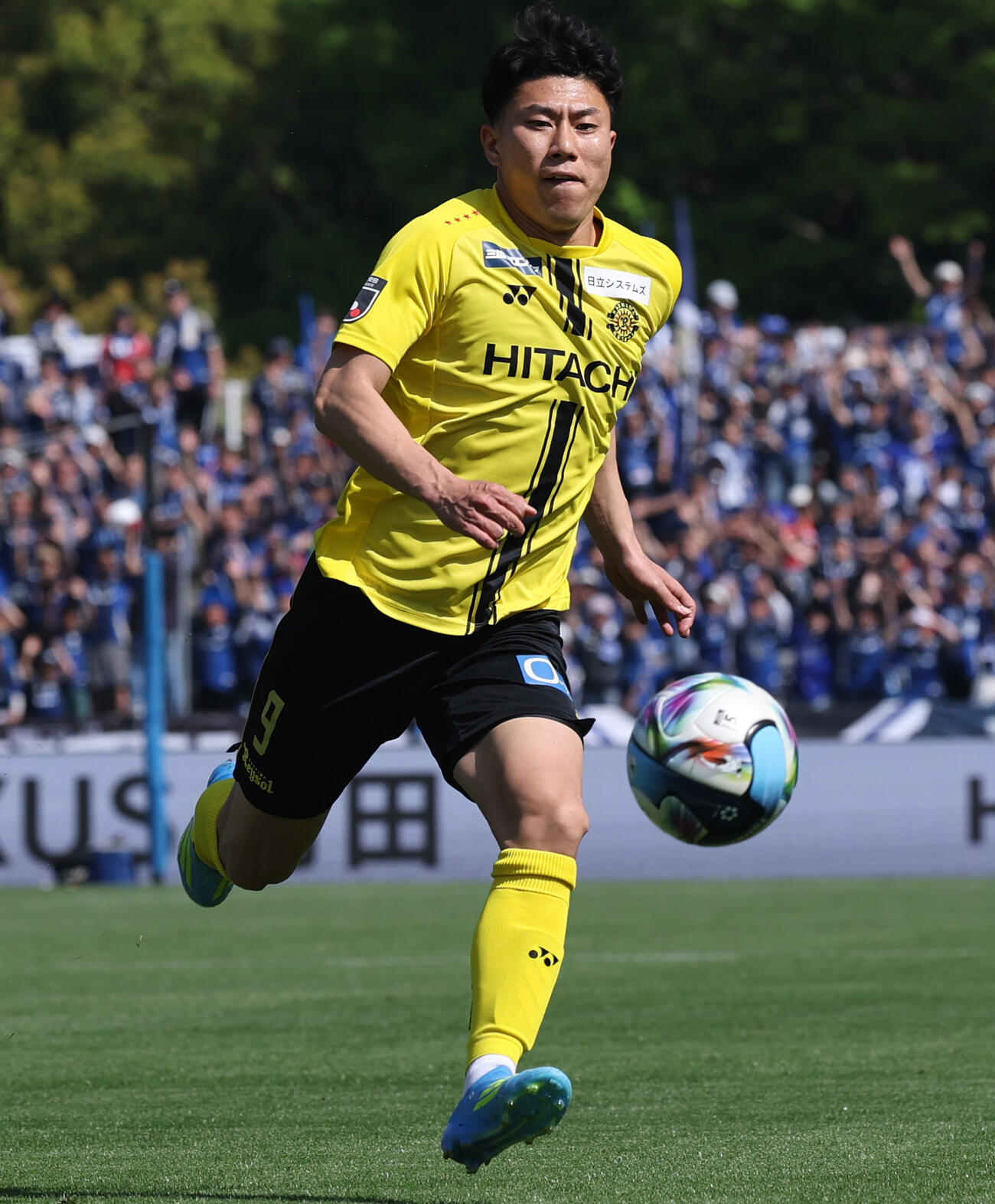 町田対柏　前半、ボールを追う柏細谷（撮影・野上伸悟）
