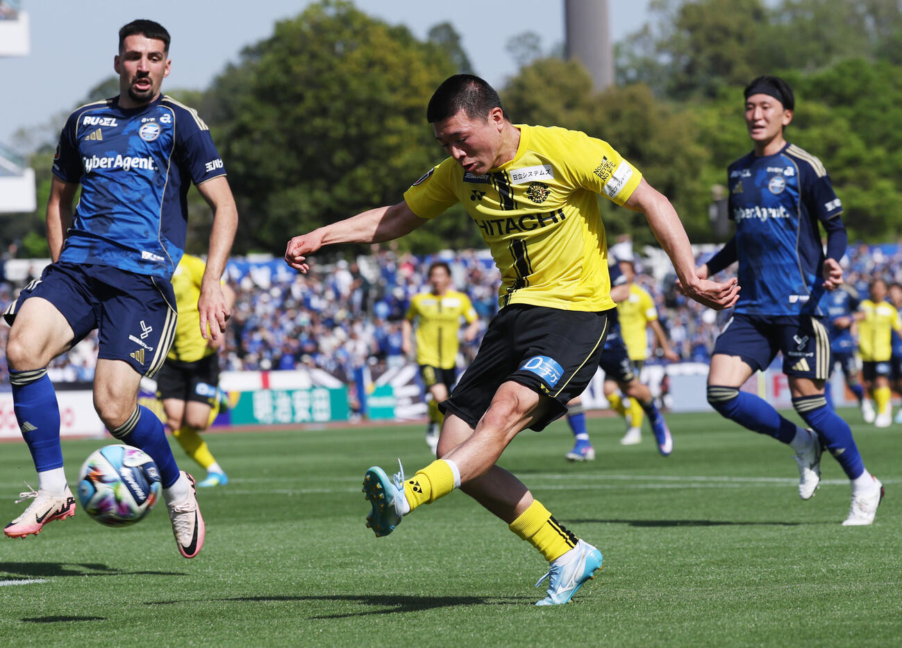 町田対柏　前半、シュートを放つ柏小見（撮影・野上伸悟）