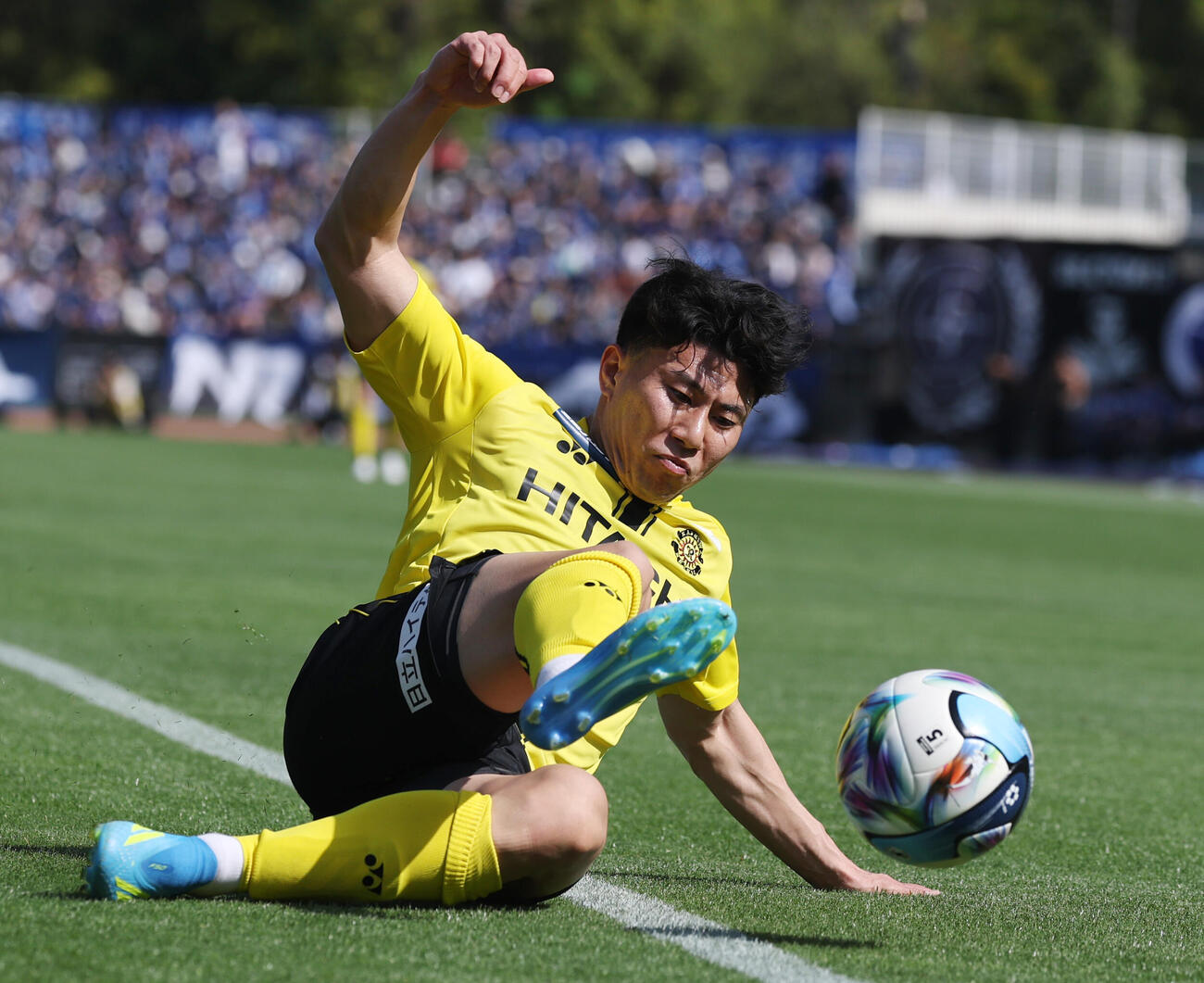 町田対柏　前半、ボールを追う柏細谷（撮影・野上伸悟）