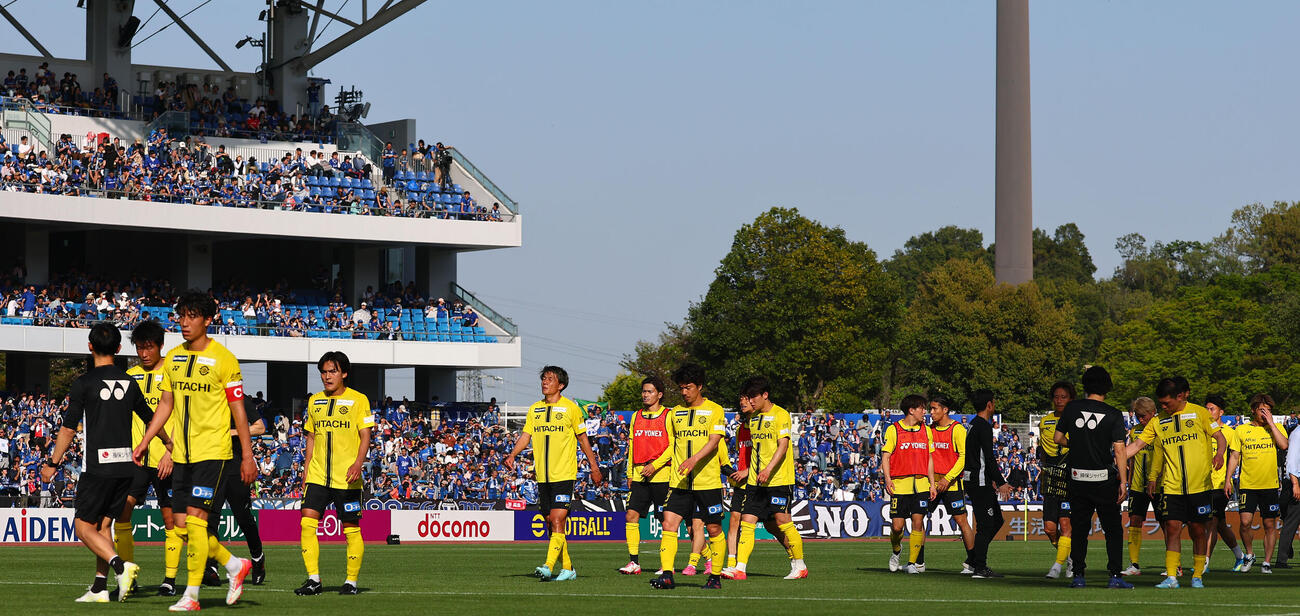 町田対柏　敗れてサポーターへのあいさつに向かう柏の選手たち（撮影・野上伸悟）