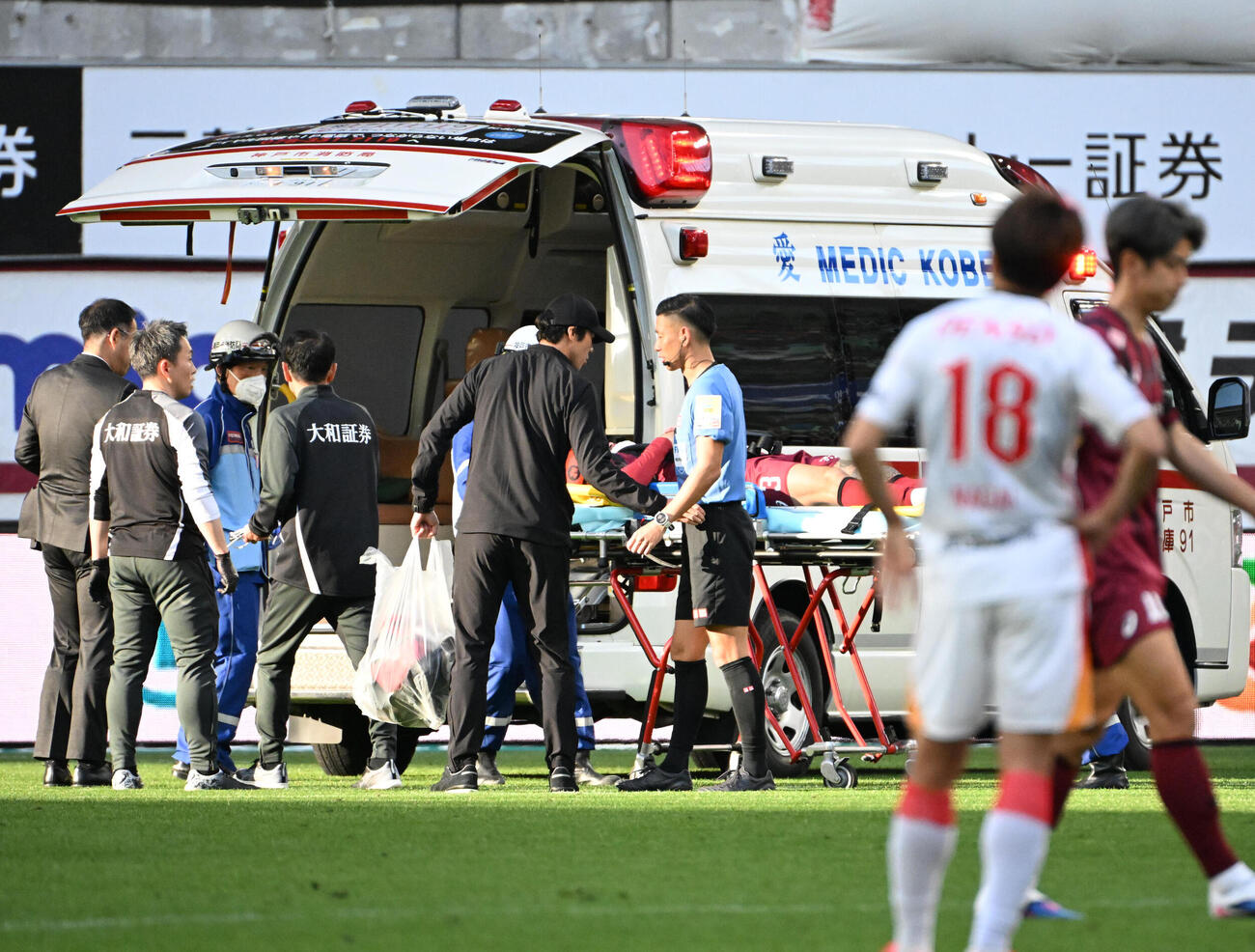神戸対名古屋　後半、救急車で搬送される神戸のトゥーレル（撮影・石井愛子）