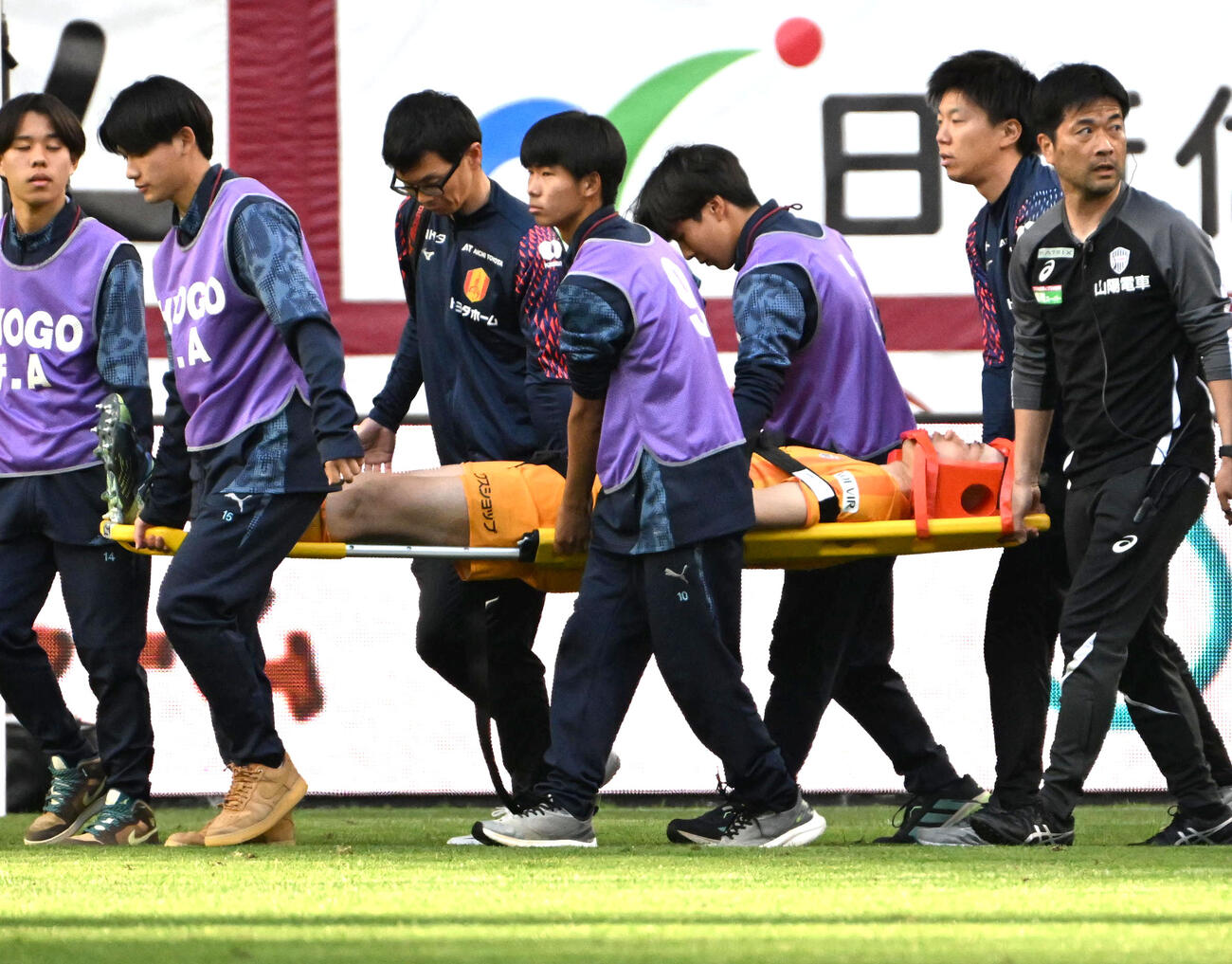 神戸対名古屋　後半、負傷し搬送される神戸GK前川（撮影・石井愛子）