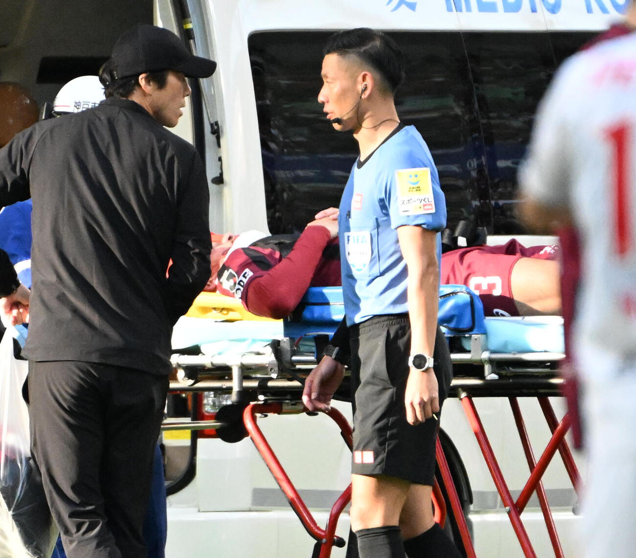 神戸対名古屋　後半、救急車で搬送される神戸のトゥーレル（撮影・石井愛子）