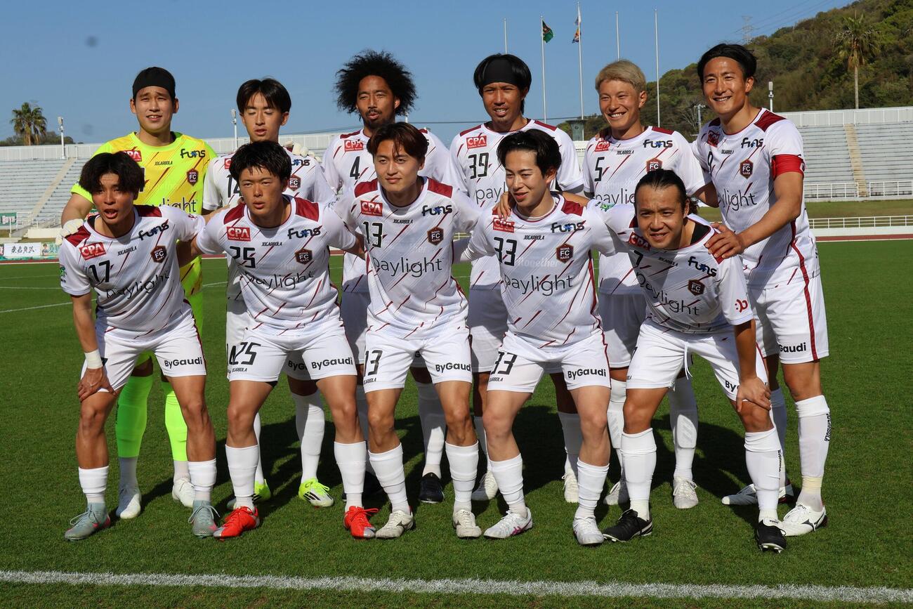 関西1部リーグの開幕戦に臨む生駒FC奈良の選手（右端が都倉賢）