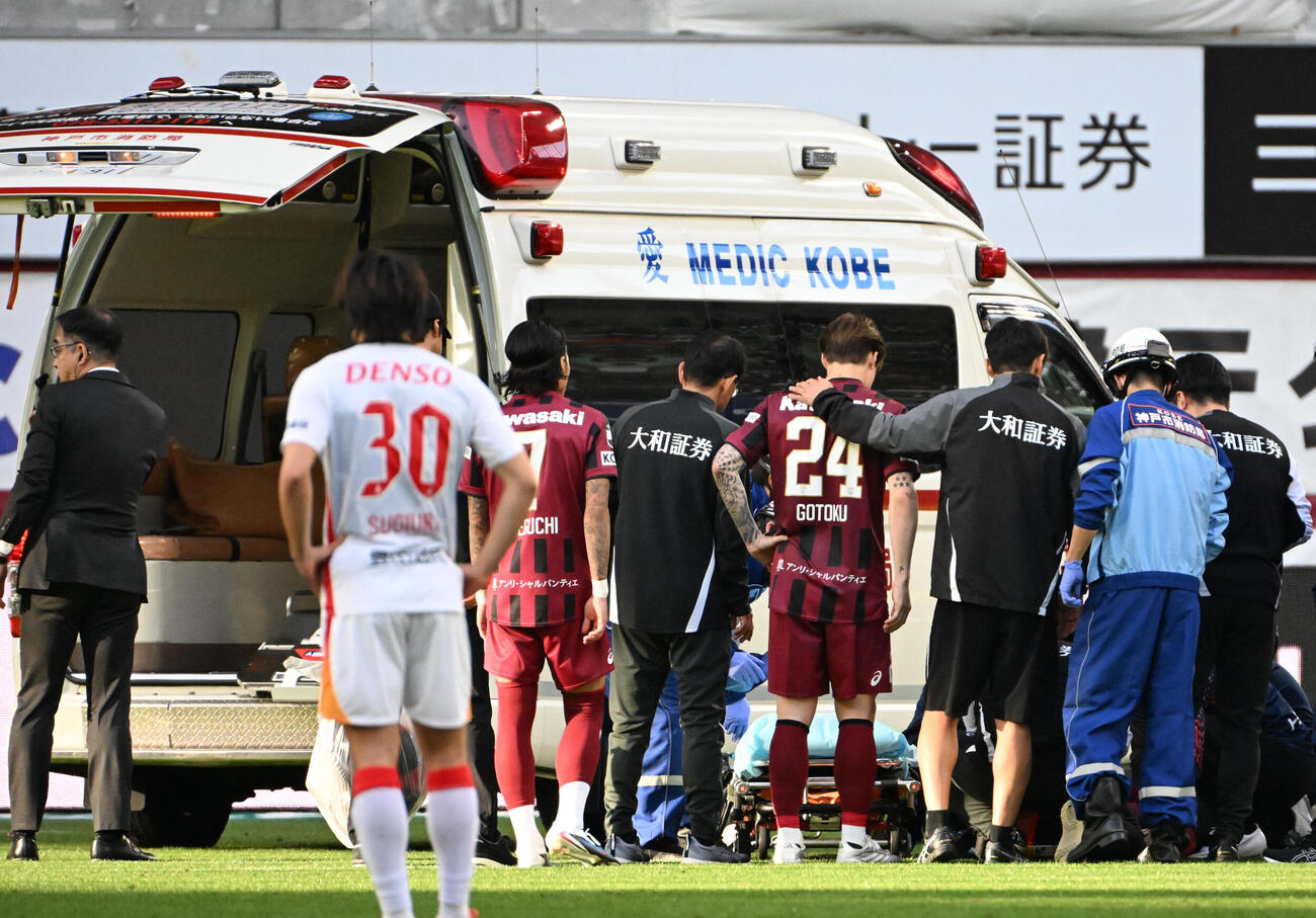 神戸対名古屋　後半、救急車で搬送される神戸のトゥーレル（撮影・石井愛子）